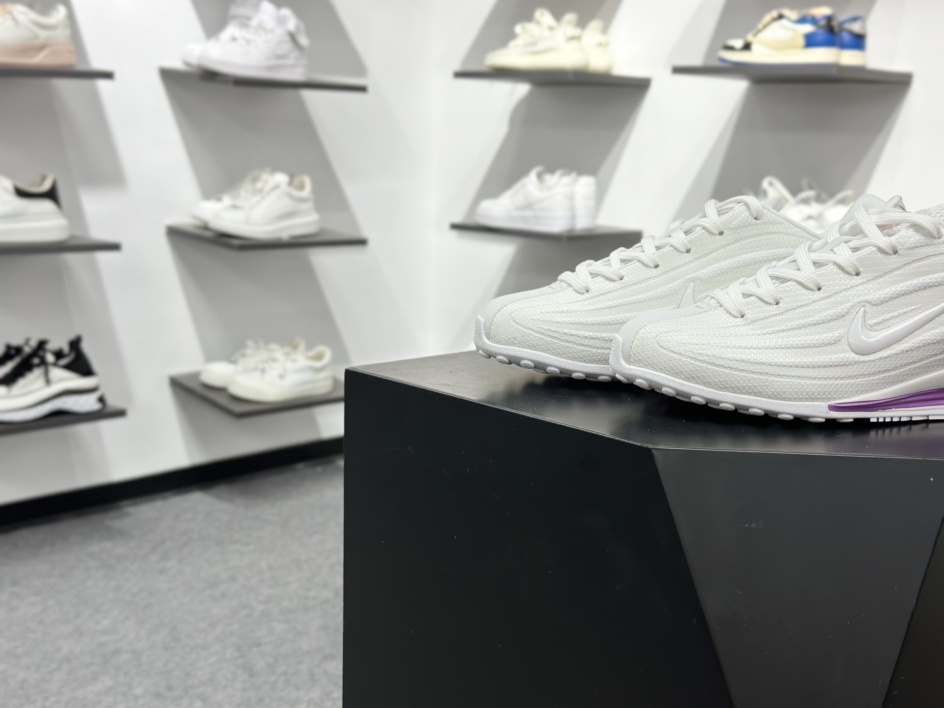 180 Nike Shox Z 耐克专利弹簧气柱跑步鞋 HQ7540-101-Chinese UA Cheap High Quatity Brand Clothes Bags handbags Sneakers wholesale wholesaler seller from China Factory suppliers Fashion Clothing Shoes best Quality Beautiful Price 180 Nike Shox Z 耐克专利弹簧气柱跑步鞋 HQ7540-101