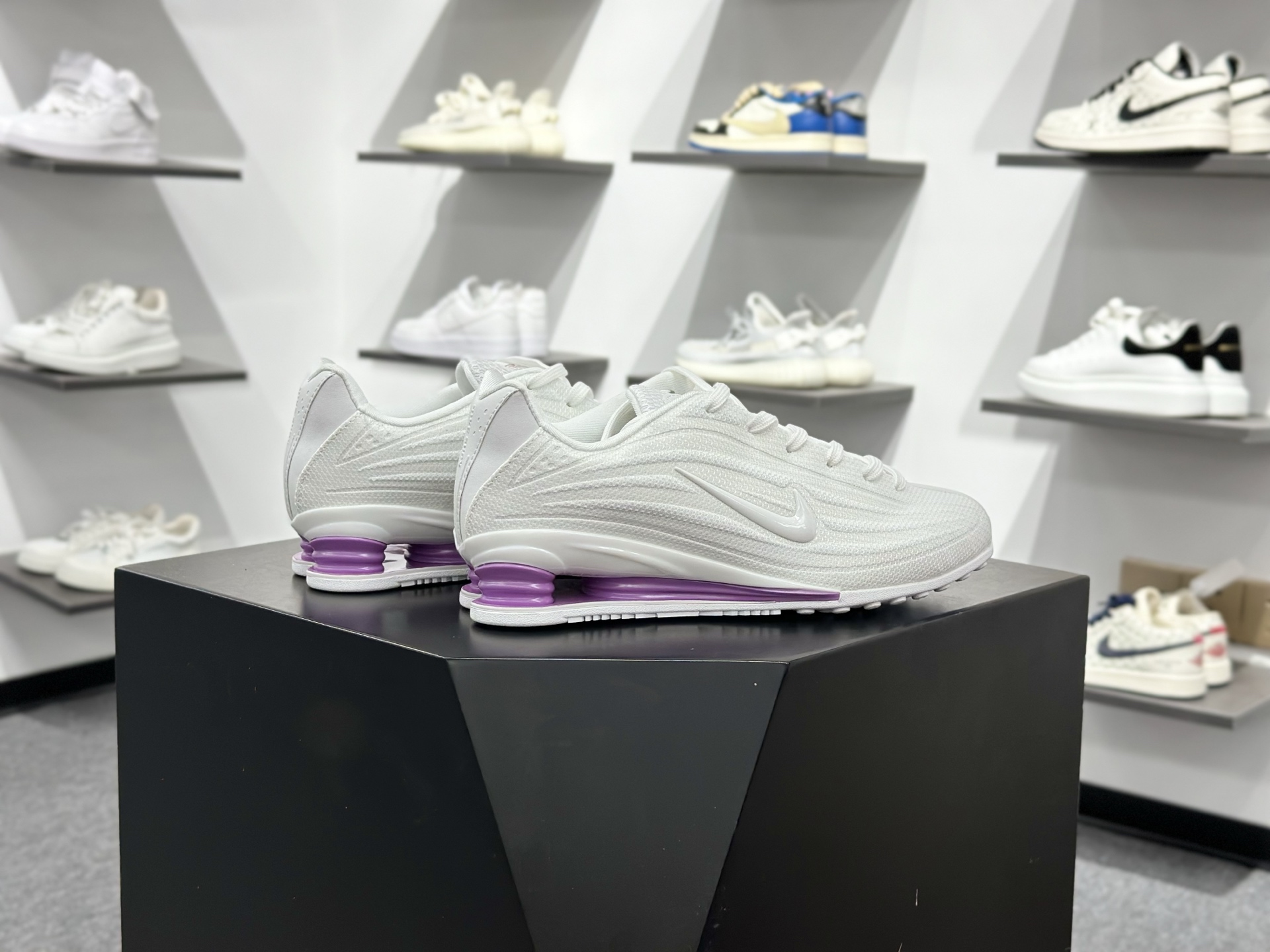 180 Nike Shox Z 耐克专利弹簧气柱跑步鞋 HQ7540-101-Chinese UA Cheap High Quatity Brand Clothes Bags handbags Sneakers wholesale wholesaler seller from China Factory suppliers Fashion Clothing Shoes best Quality Beautiful Price 180 Nike Shox Z 耐克专利弹簧气柱跑步鞋 HQ7540-101