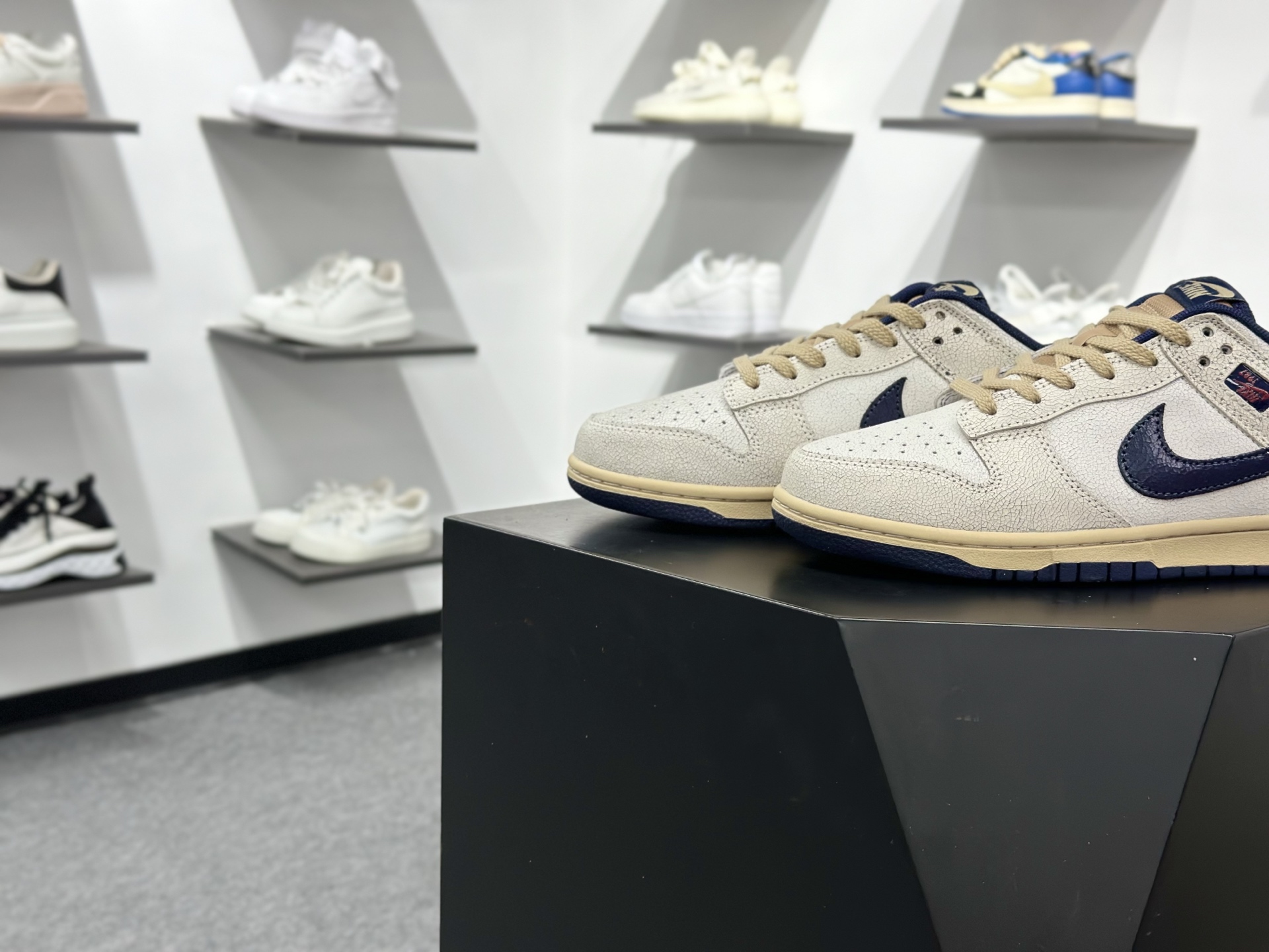 220 NIKE STRANGER THINGS X NIKE DUNK LOW 全新配色 IH6766-001-Chinese UA Cheap High Quatity Brand Clothes Bags handbags Sneakers wholesale wholesaler seller from China Factory suppliers Fashion Clothing Shoes best Quality Beautiful Price 220 NIKE STRANGER THINGS X NIKE DUNK LOW 全新配色 IH6766-001