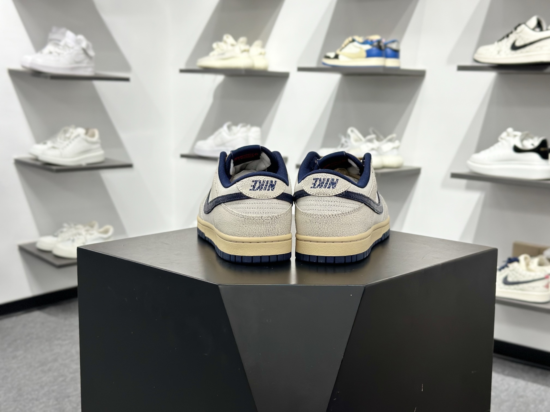220 NIKE STRANGER THINGS X NIKE DUNK LOW 全新配色 IH6766-001-Chinese UA Cheap High Quatity Brand Clothes Bags handbags Sneakers wholesale wholesaler seller from China Factory suppliers Fashion Clothing Shoes best Quality Beautiful Price 220 NIKE STRANGER THINGS X NIKE DUNK LOW 全新配色 IH6766-001