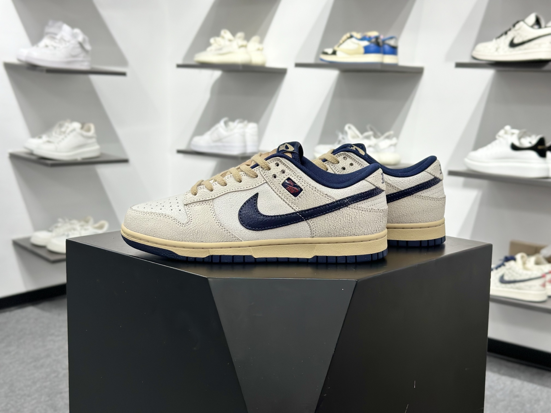 220 NIKE STRANGER THINGS X NIKE DUNK LOW 全新配色 IH6766-001-Chinese UA Cheap High Quatity Brand Clothes Bags handbags Sneakers wholesale wholesaler seller from China Factory suppliers Fashion Clothing Shoes best Quality Beautiful Price 220 NIKE STRANGER THINGS X NIKE DUNK LOW 全新配色 IH6766-001