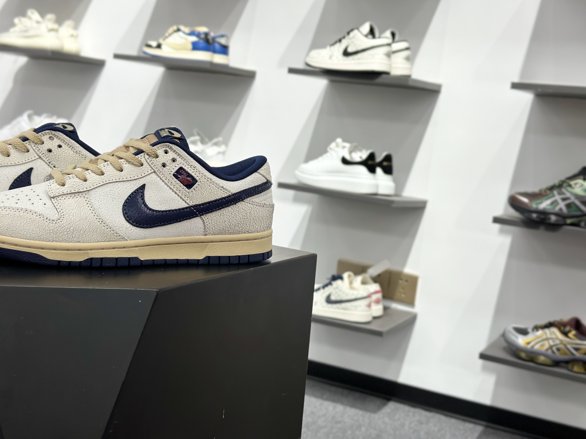220 NIKE STRANGER THINGS X NIKE DUNK LOW 全新配色 IH6766-001-Chinese UA Cheap High Quatity Brand Clothes Bags handbags Sneakers wholesale wholesaler seller from China Factory suppliers Fashion Clothing Shoes best Quality Beautiful Price 220 NIKE STRANGER THINGS X NIKE DUNK LOW 全新配色 IH6766-001