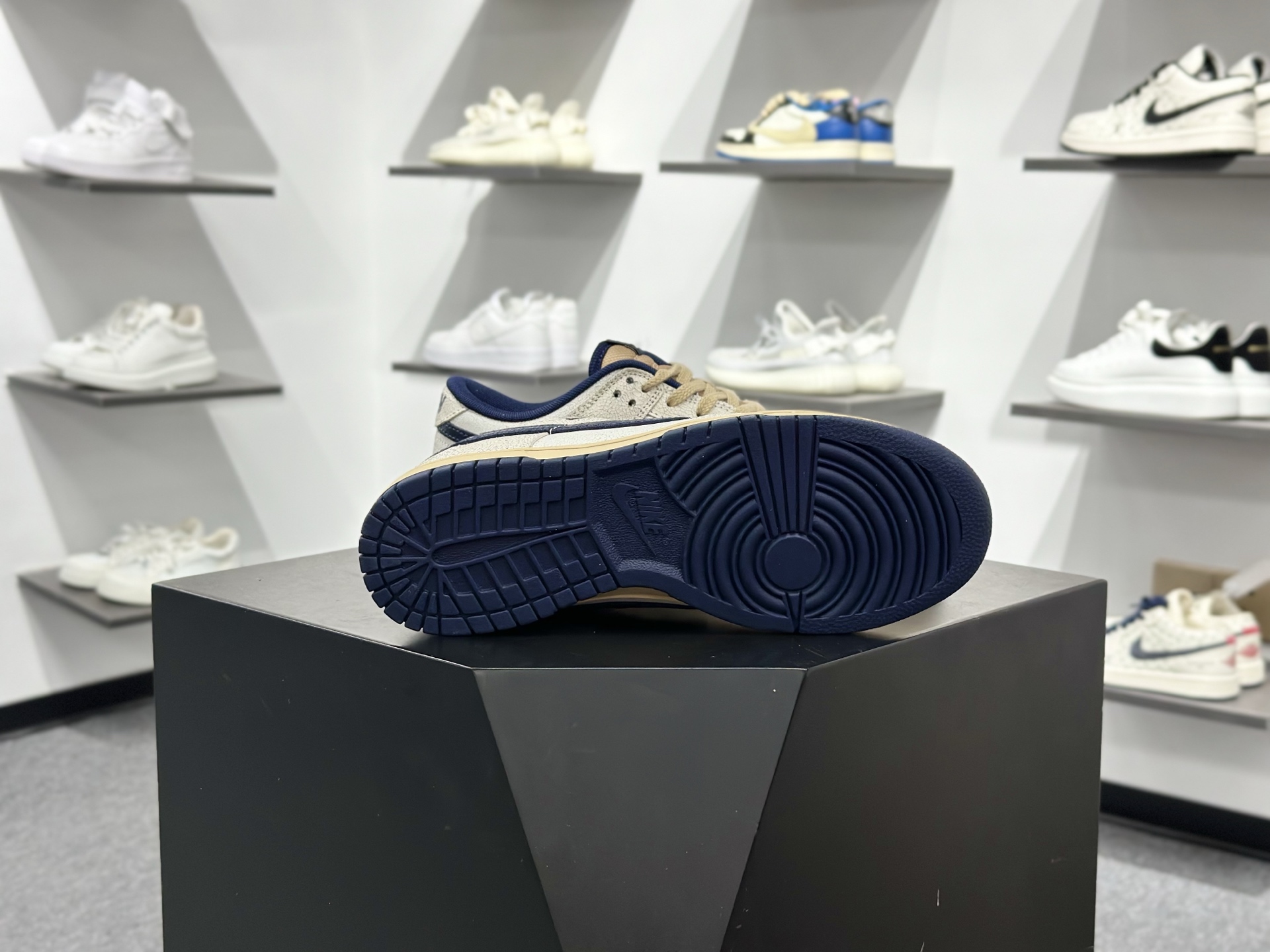 220 NIKE STRANGER THINGS X NIKE DUNK LOW 全新配色 IH6766-001-Chinese UA Cheap High Quatity Brand Clothes Bags handbags Sneakers wholesale wholesaler seller from China Factory suppliers Fashion Clothing Shoes best Quality Beautiful Price 220 NIKE STRANGER THINGS X NIKE DUNK LOW 全新配色 IH6766-001