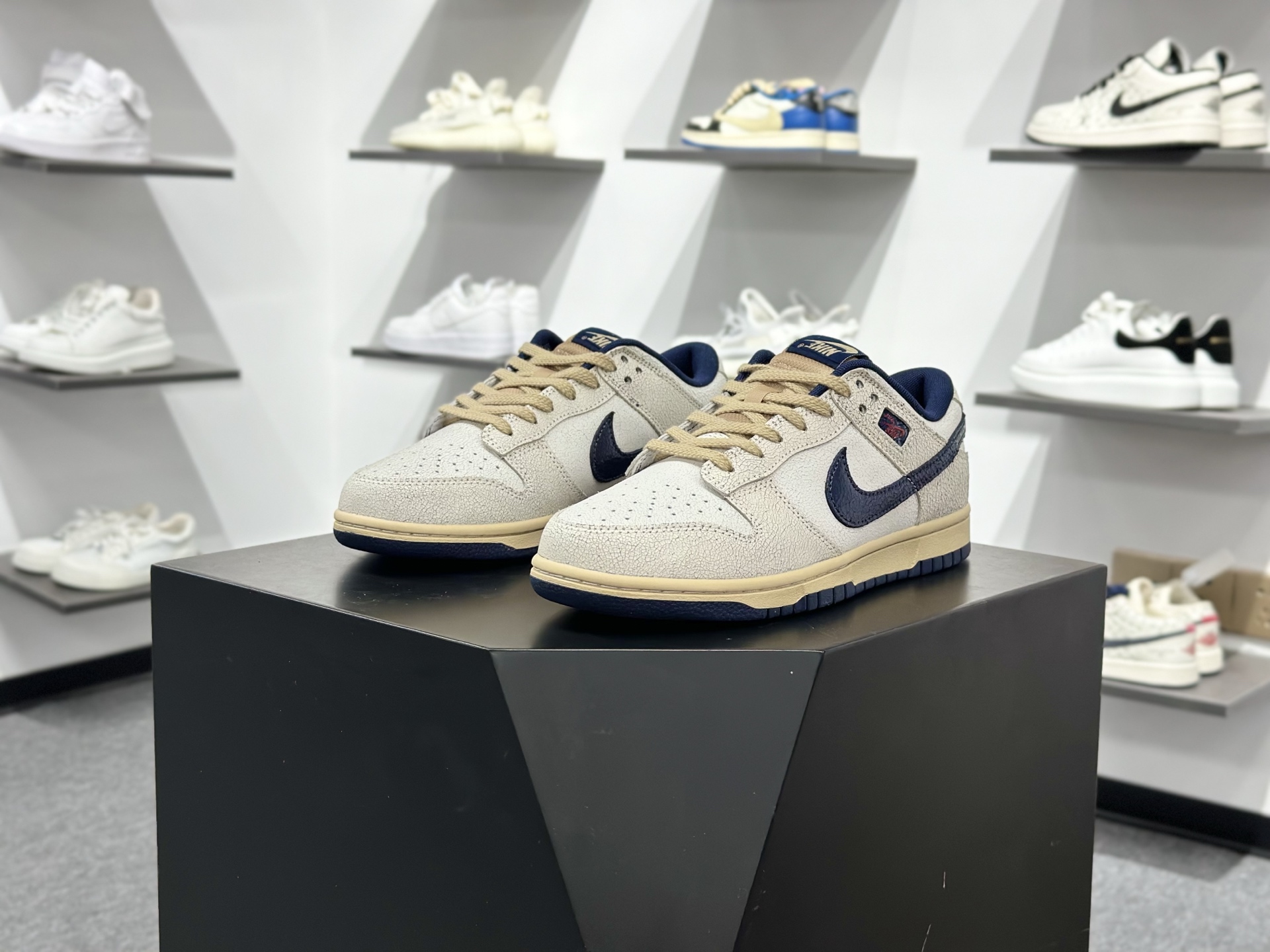 220 NIKE STRANGER THINGS X NIKE DUNK LOW 全新配色 IH6766-001-Chinese UA Cheap High Quatity Brand Clothes Bags handbags Sneakers wholesale wholesaler seller from China Factory suppliers Fashion Clothing Shoes best Quality Beautiful Price 220 NIKE STRANGER THINGS X NIKE DUNK LOW 全新配色 IH6766-001