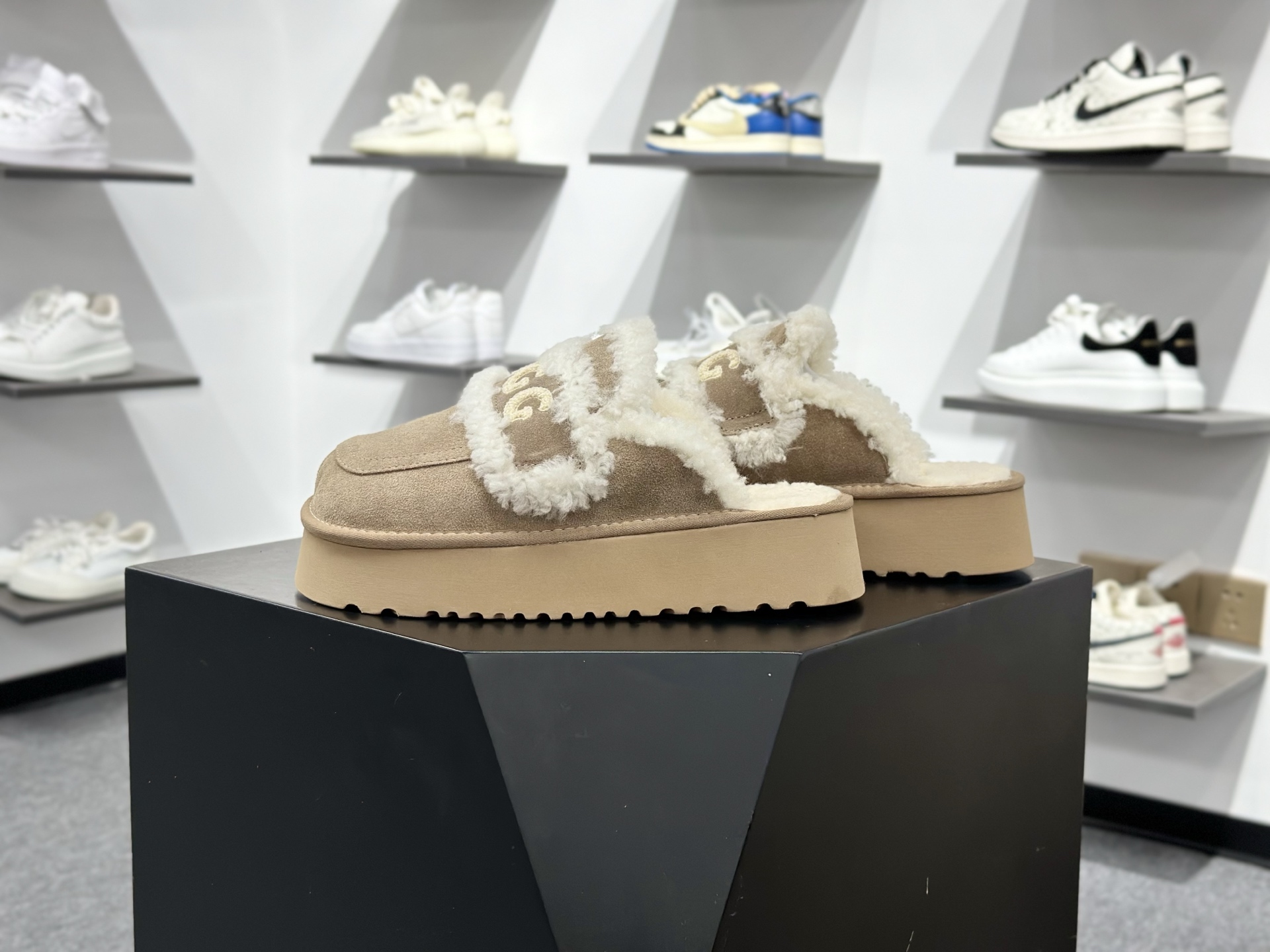 190 UGG秋冬最新款OB938系列法式羊毛刺绣毛毛拖雪地靴-Chinese UA Cheap High Quatity Brand Clothes Bags handbags Sneakers wholesale wholesaler seller from China Factory suppliers Fashion Clothing Shoes best Quality Beautiful Price 190 UGG秋冬最新款OB938系列法式羊毛刺绣毛毛拖雪地靴