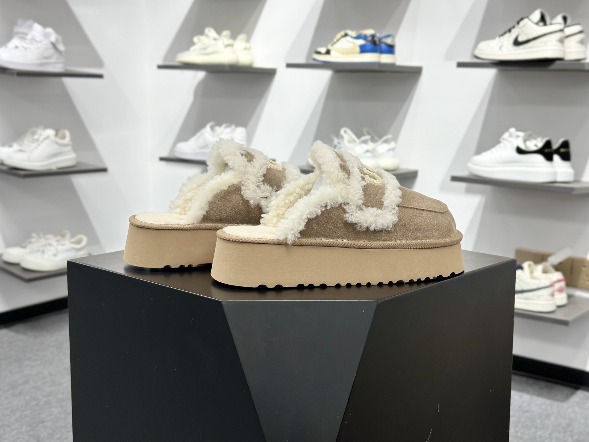 190 UGG秋冬最新款OB938系列法式羊毛刺绣毛毛拖雪地靴-Chinese UA Cheap High Quatity Brand Clothes Bags handbags Sneakers wholesale wholesaler seller from China Factory suppliers Fashion Clothing Shoes best Quality Beautiful Price 190 UGG秋冬最新款OB938系列法式羊毛刺绣毛毛拖雪地靴