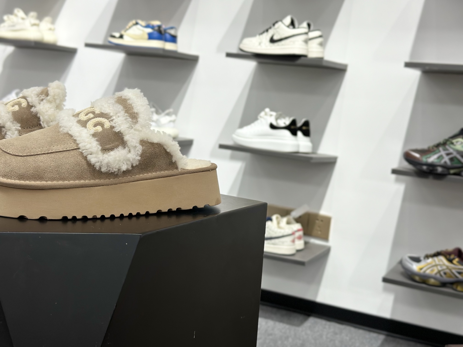 190 UGG秋冬最新款OB938系列法式羊毛刺绣毛毛拖雪地靴-Chinese UA Cheap High Quatity Brand Clothes Bags handbags Sneakers wholesale wholesaler seller from China Factory suppliers Fashion Clothing Shoes best Quality Beautiful Price 190 UGG秋冬最新款OB938系列法式羊毛刺绣毛毛拖雪地靴