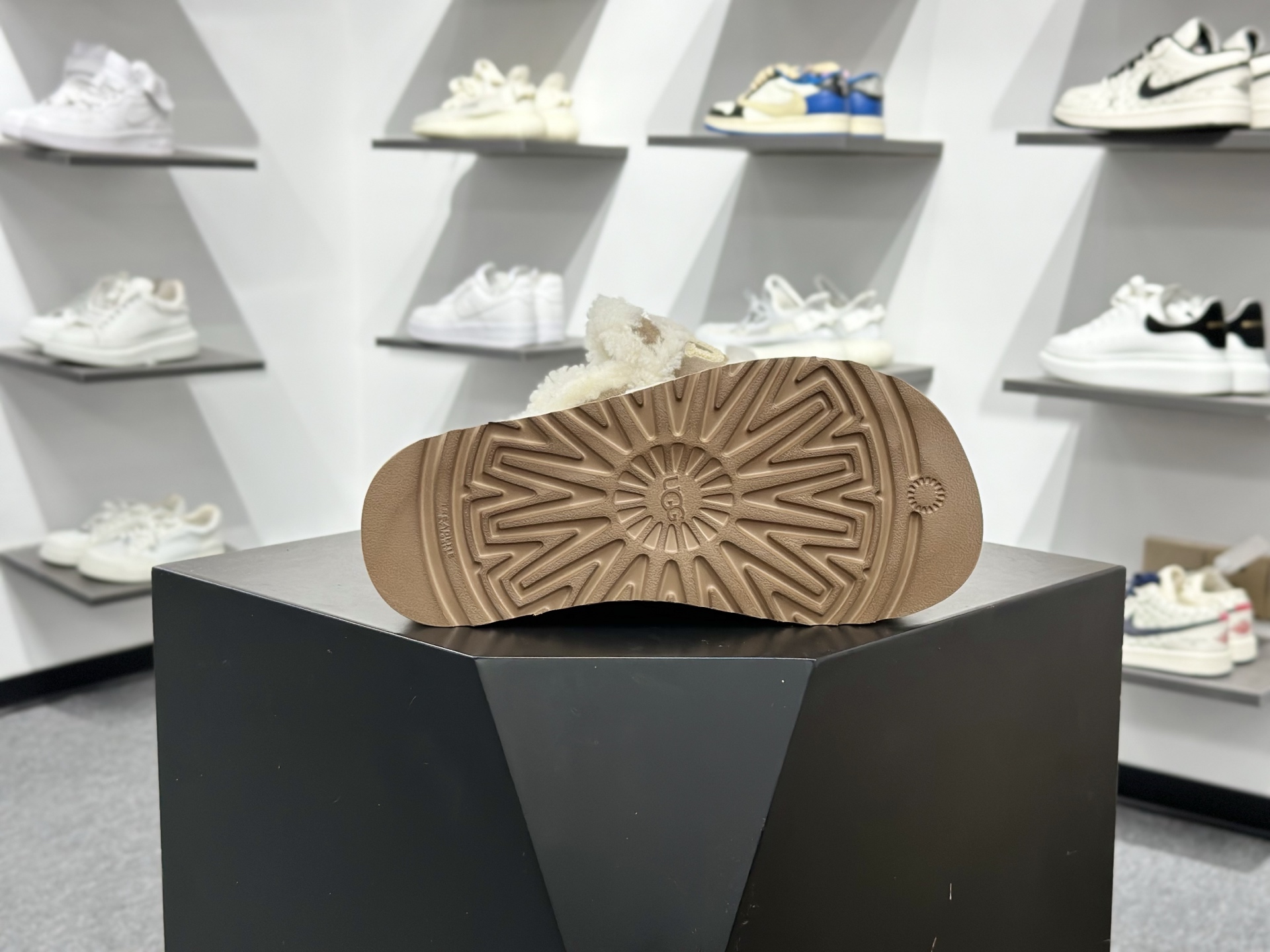 190 UGG秋冬最新款OB938系列法式羊毛刺绣毛毛拖雪地靴-Chinese UA Cheap High Quatity Brand Clothes Bags handbags Sneakers wholesale wholesaler seller from China Factory suppliers Fashion Clothing Shoes best Quality Beautiful Price 190 UGG秋冬最新款OB938系列法式羊毛刺绣毛毛拖雪地靴