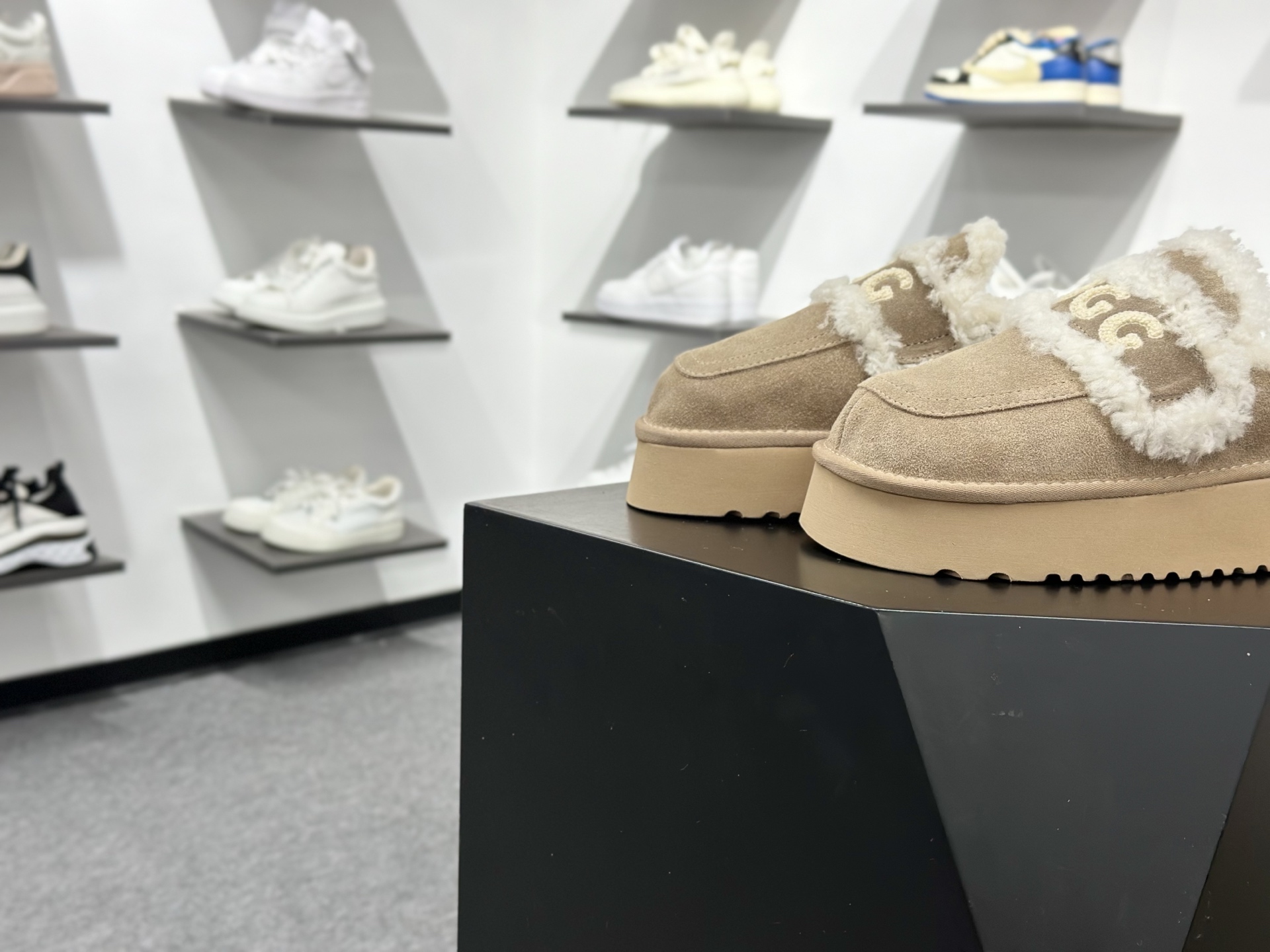 190 UGG秋冬最新款OB938系列法式羊毛刺绣毛毛拖雪地靴-Chinese UA Cheap High Quatity Brand Clothes Bags handbags Sneakers wholesale wholesaler seller from China Factory suppliers Fashion Clothing Shoes best Quality Beautiful Price 190 UGG秋冬最新款OB938系列法式羊毛刺绣毛毛拖雪地靴