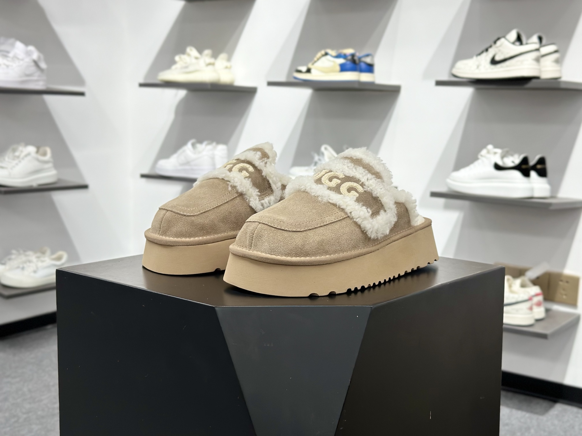190 UGG秋冬最新款OB938系列法式羊毛刺绣毛毛拖雪地靴-Chinese UA Cheap High Quatity Brand Clothes Bags handbags Sneakers wholesale wholesaler seller from China Factory suppliers Fashion Clothing Shoes best Quality Beautiful Price 190 UGG秋冬最新款OB938系列法式羊毛刺绣毛毛拖雪地靴
