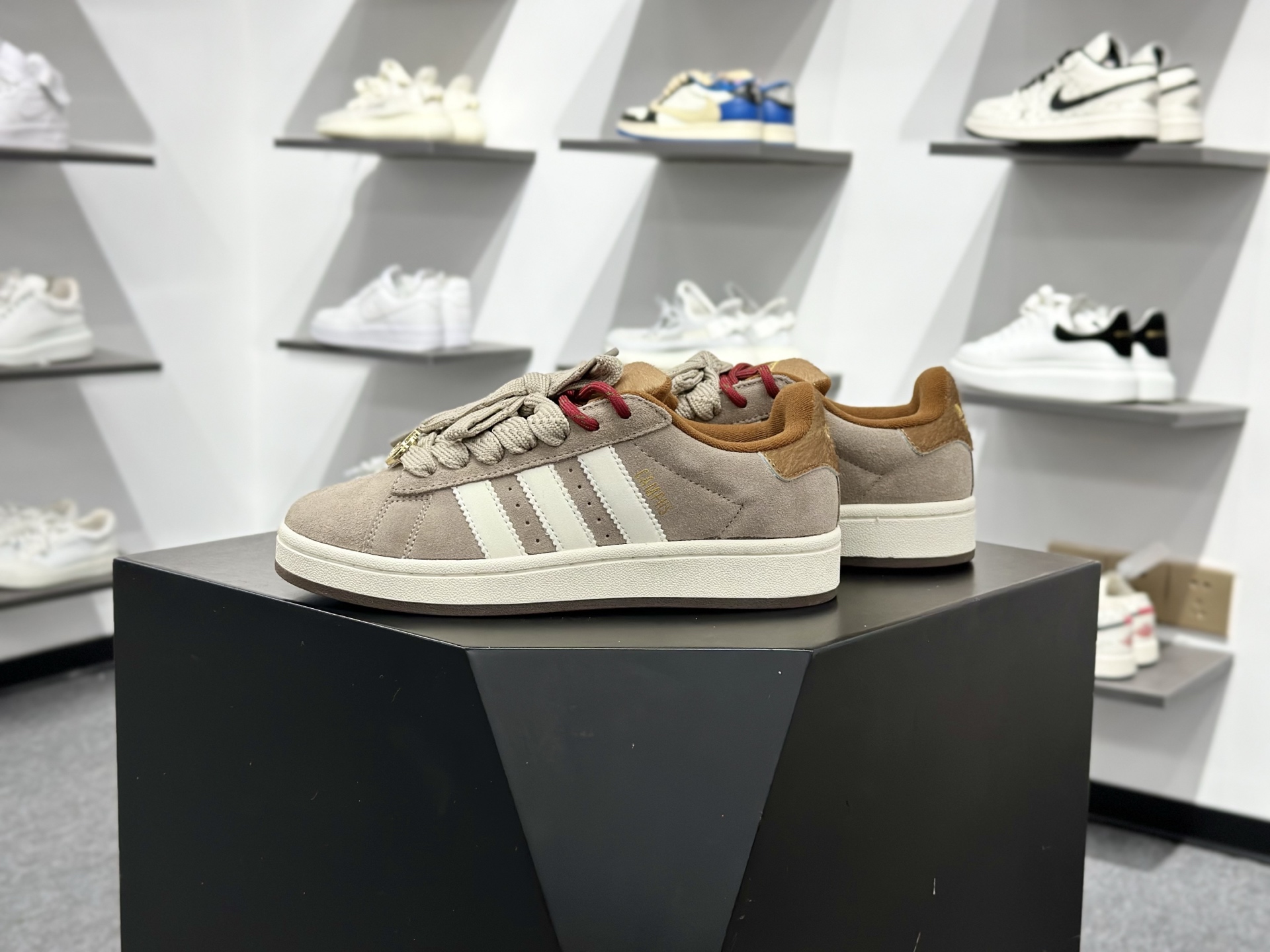 180 Adidas Originals Campus 00s系列 阿迪达斯 马年限定 CNY新年款 面包风经典复古低帮百搭休闲运动板鞋 KJ8724