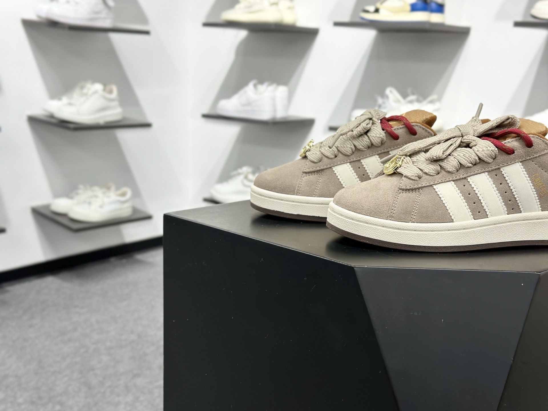 180 Adidas Originals Campus 00s系列 阿迪达斯 马年限定 CNY新年款 面包风经典复古低帮百搭休闲运动板鞋 KJ8724