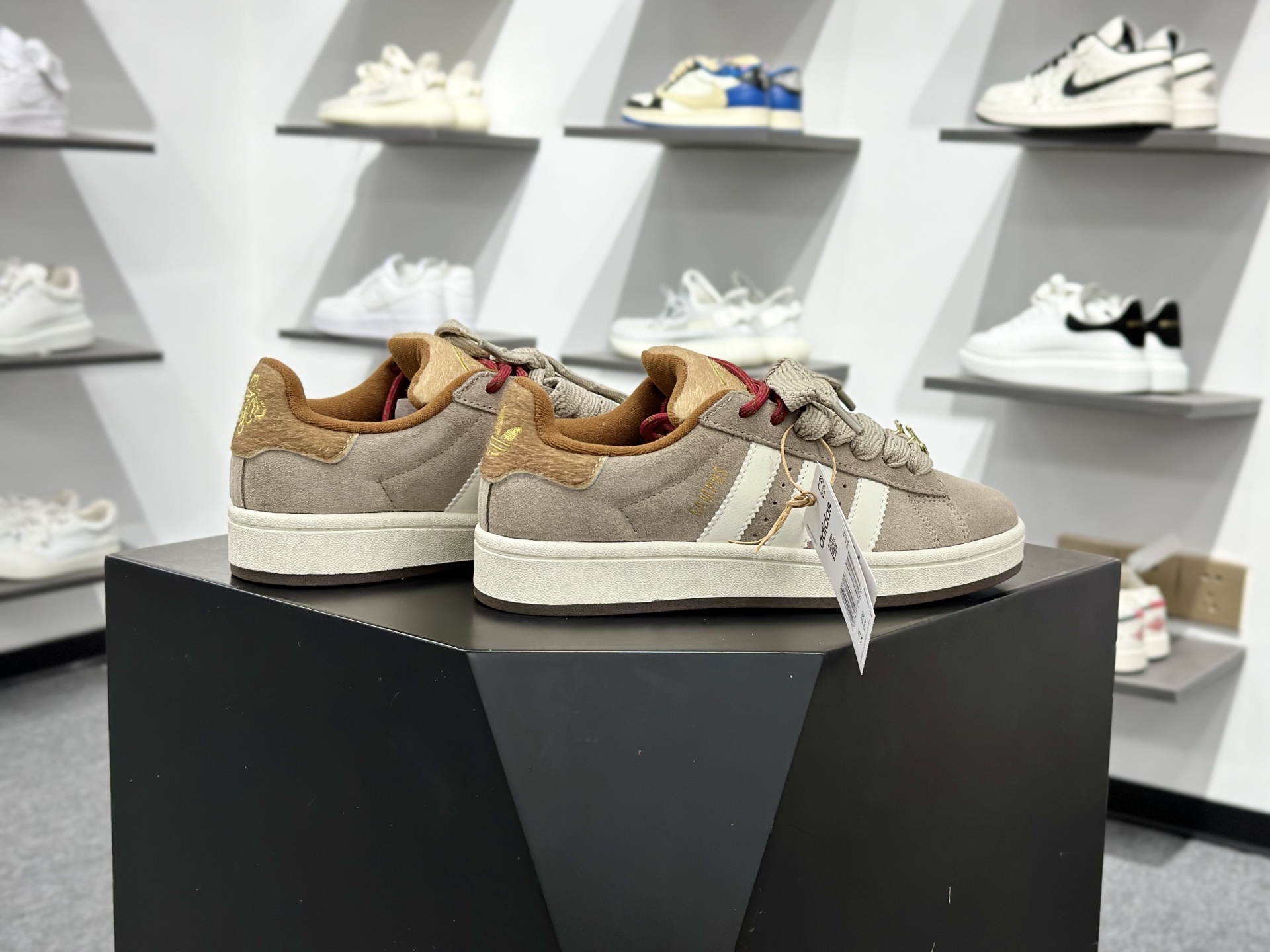 180 Adidas Originals Campus 00s系列 阿迪达斯 马年限定 CNY新年款 面包风经典复古低帮百搭休闲运动板鞋 KJ8724