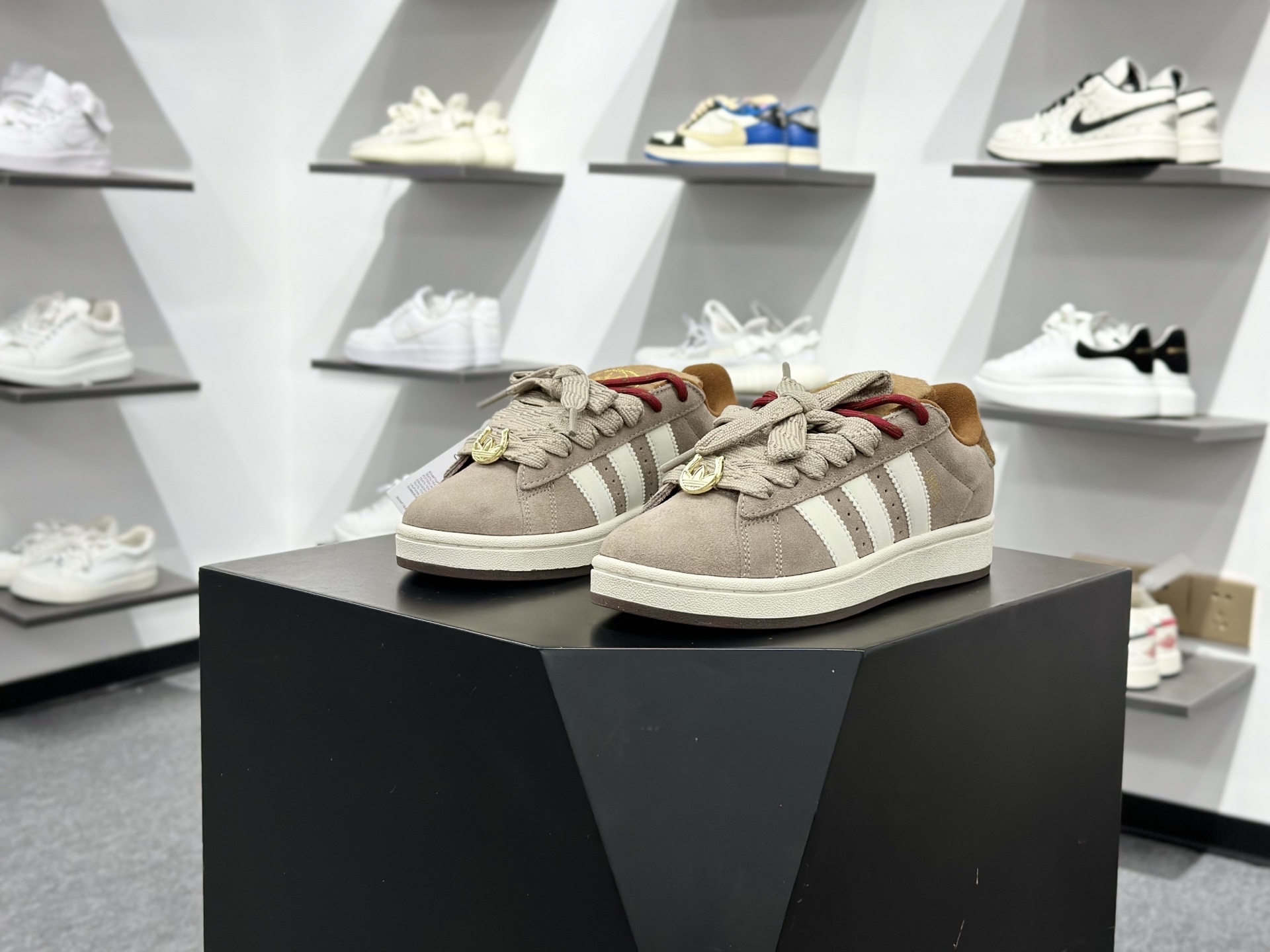 180 Adidas Originals Campus 00s系列 阿迪达斯 马年限定 CNY新年款 面包风经典复古低帮百搭休闲运动板鞋 KJ8724
