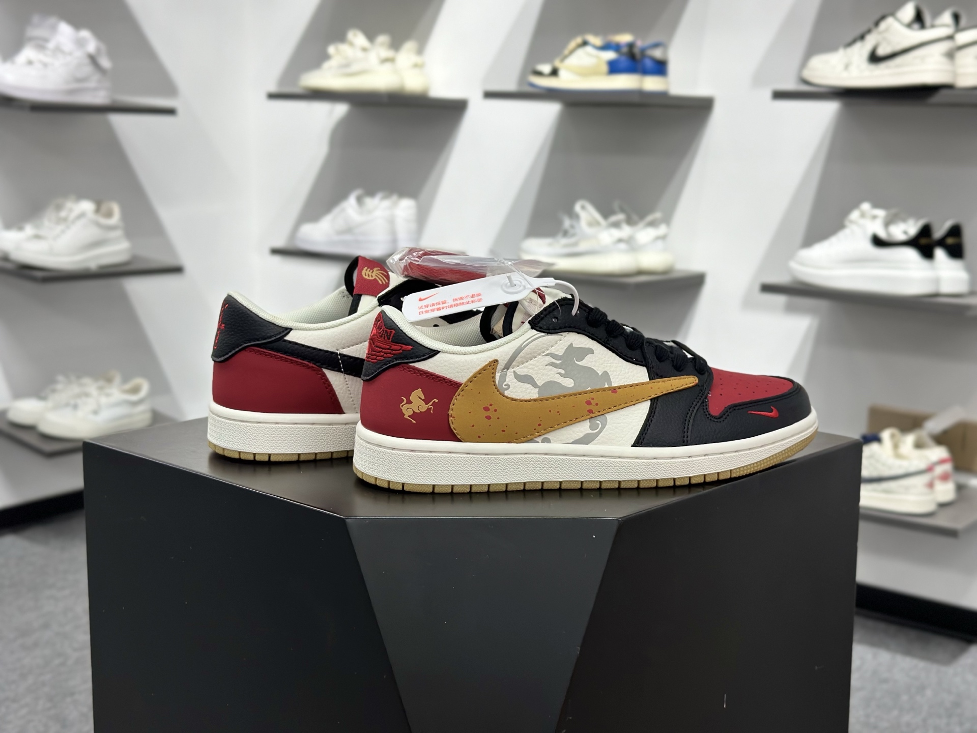 Travis Scott x Nike Air Jordan 1 Low 马年限定 Air Jordan 1 Low 反转黑白红小勾倒钩 纯原版本 DZ2688-128