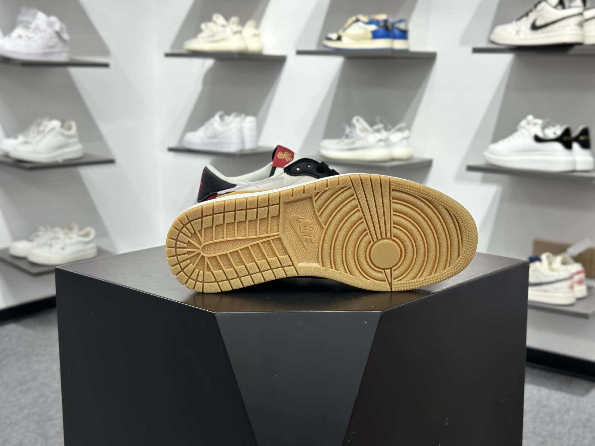 Travis Scott x Nike Air Jordan 1 Low 马年限定 Air Jordan 1 Low 反转黑白红小勾倒钩 纯原版本 DZ2688-128