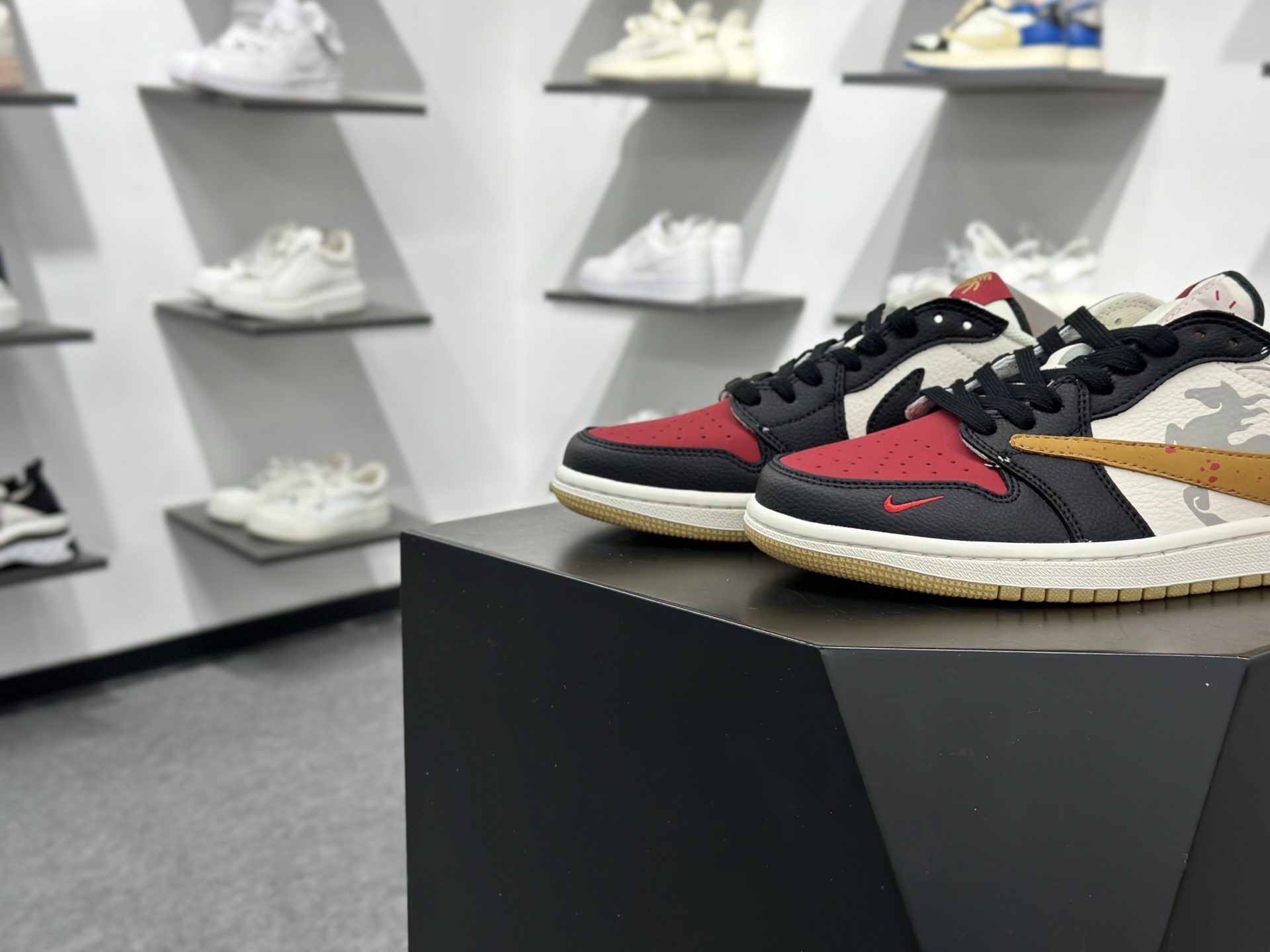 Travis Scott x Nike Air Jordan 1 Low 马年限定 Air Jordan 1 Low 反转黑白红小勾倒钩 纯原版本 DZ2688-128