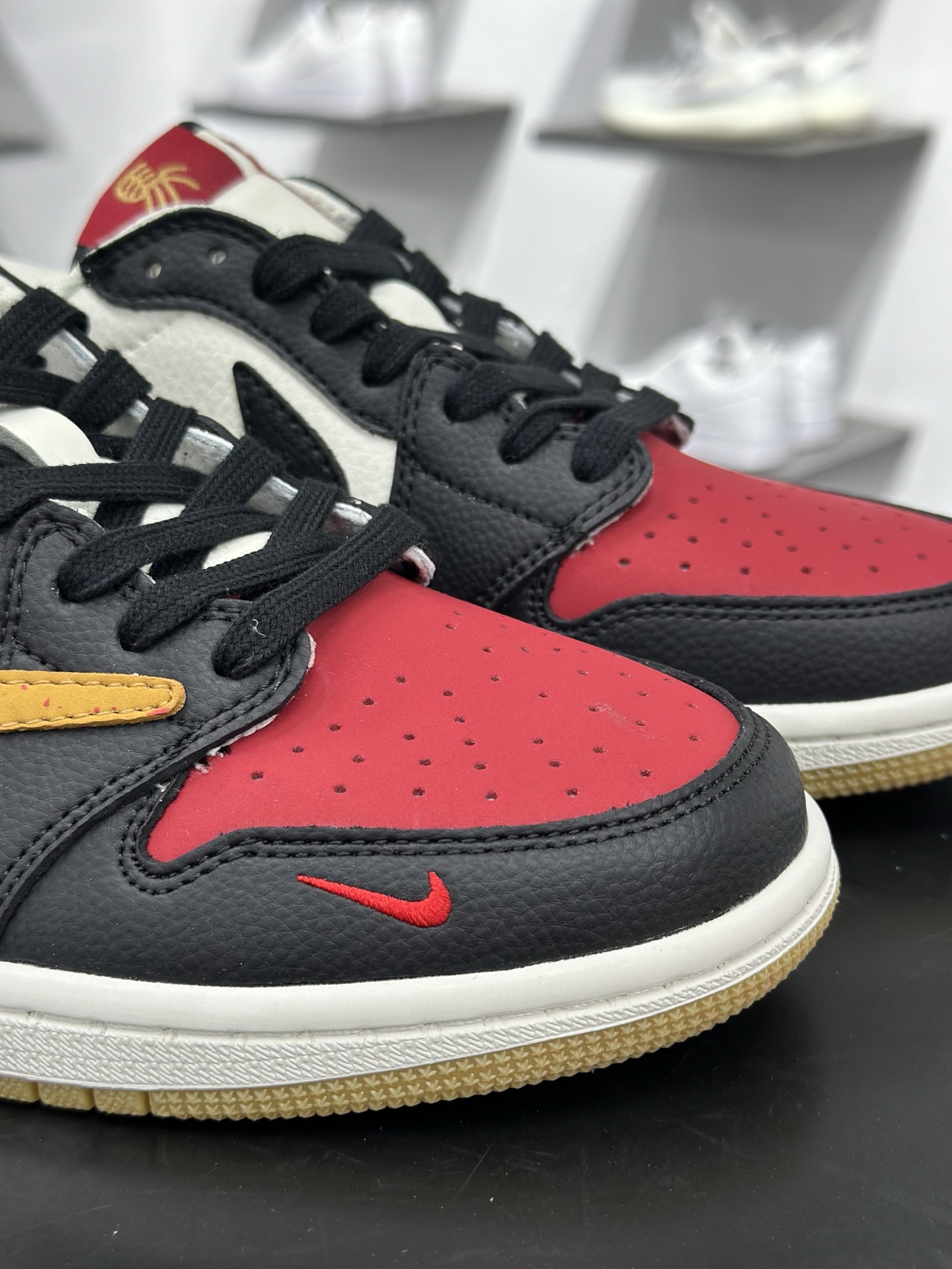Travis Scott x Nike Air Jordan 1 Low 马年限定 Air Jordan 1 Low 反转黑白红小勾倒钩 纯原版本 DZ2688-128