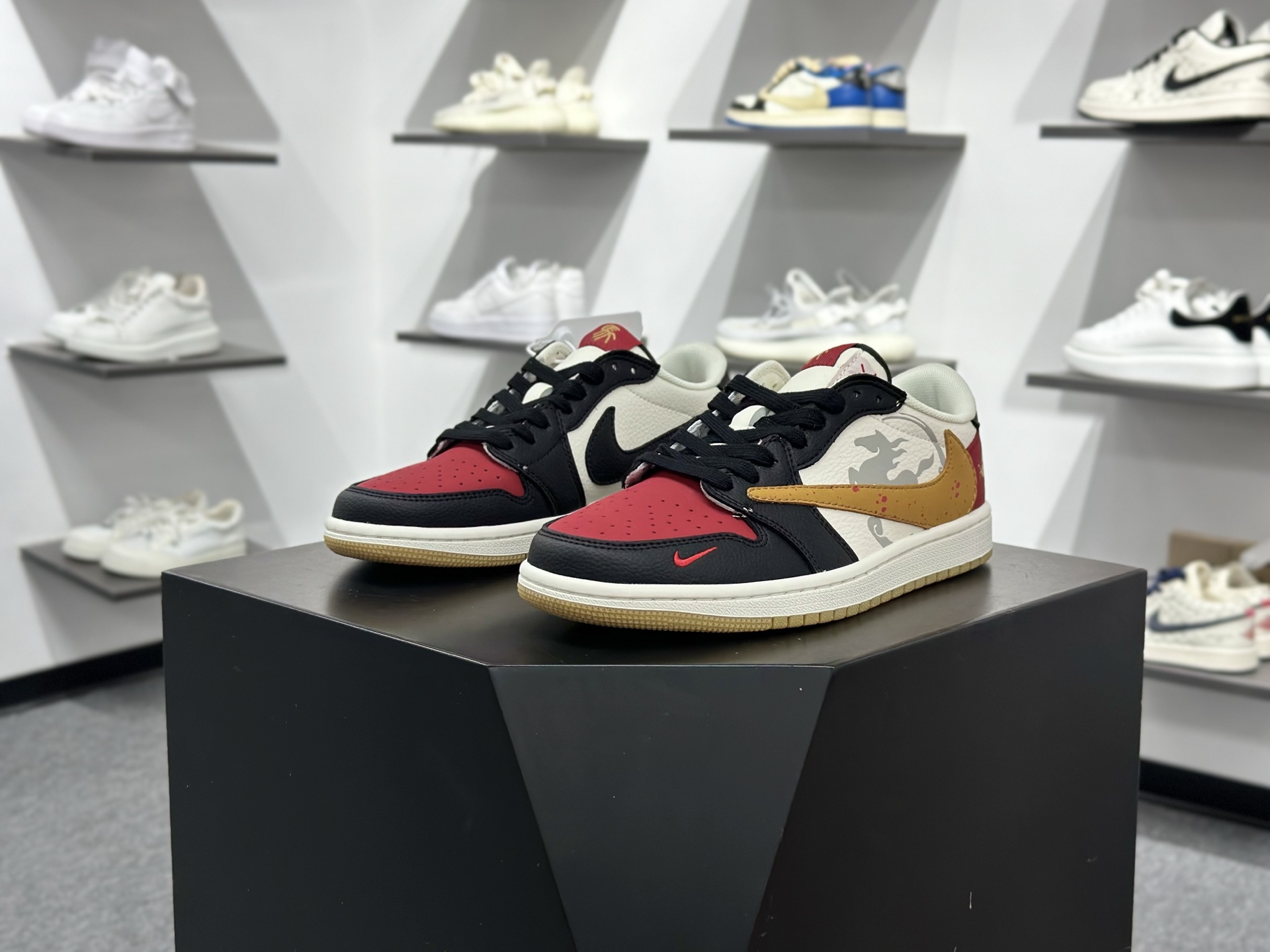 Travis Scott x Nike Air Jordan 1 Low 马年限定 Air Jordan 1 Low 反转黑白红小勾倒钩 纯原版本 DZ2688-128