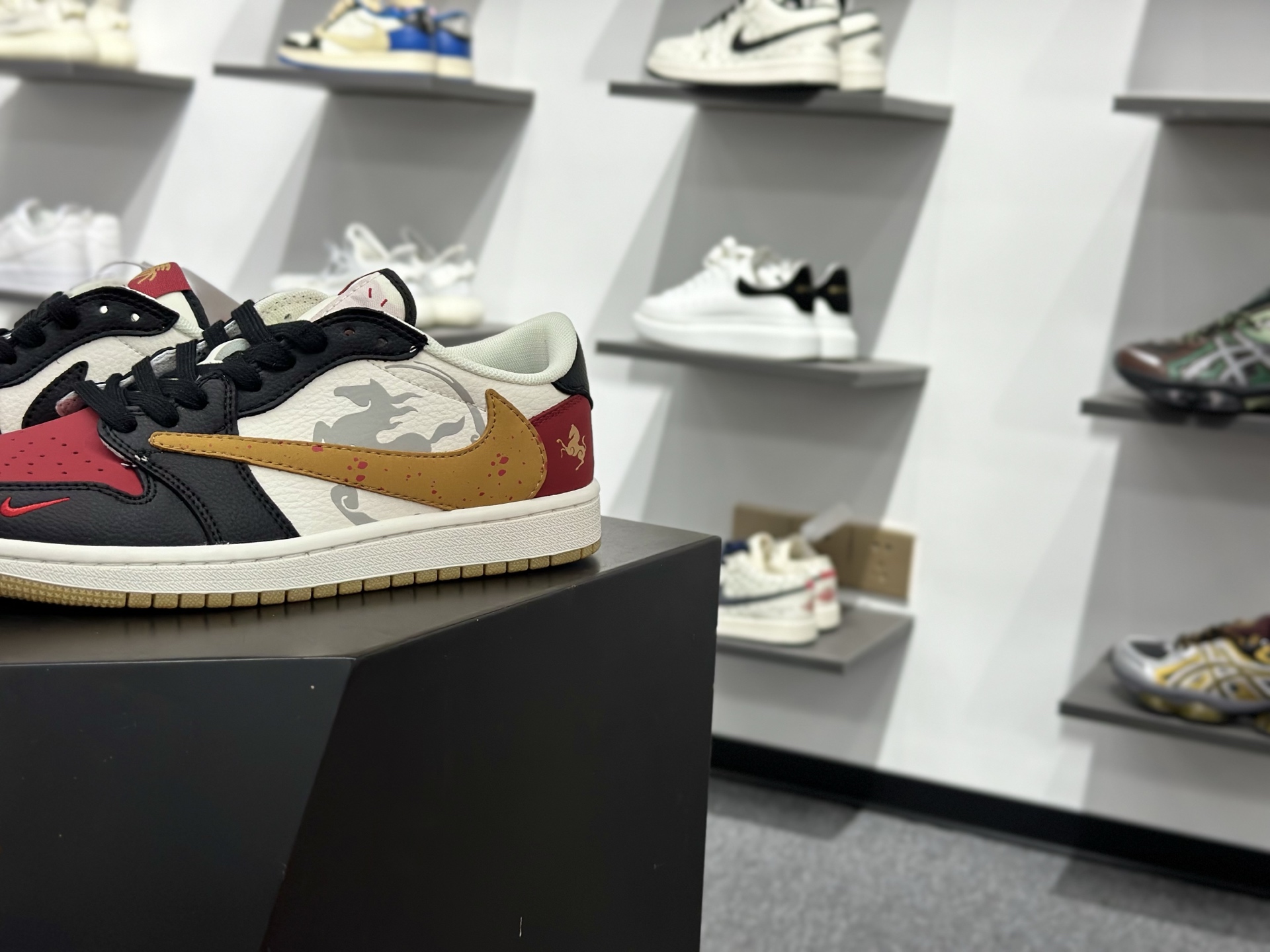 Travis Scott x Nike Air Jordan 1 Low 马年限定 Air Jordan 1 Low 反转黑白红小勾倒钩 纯原版本 DZ2688-128
