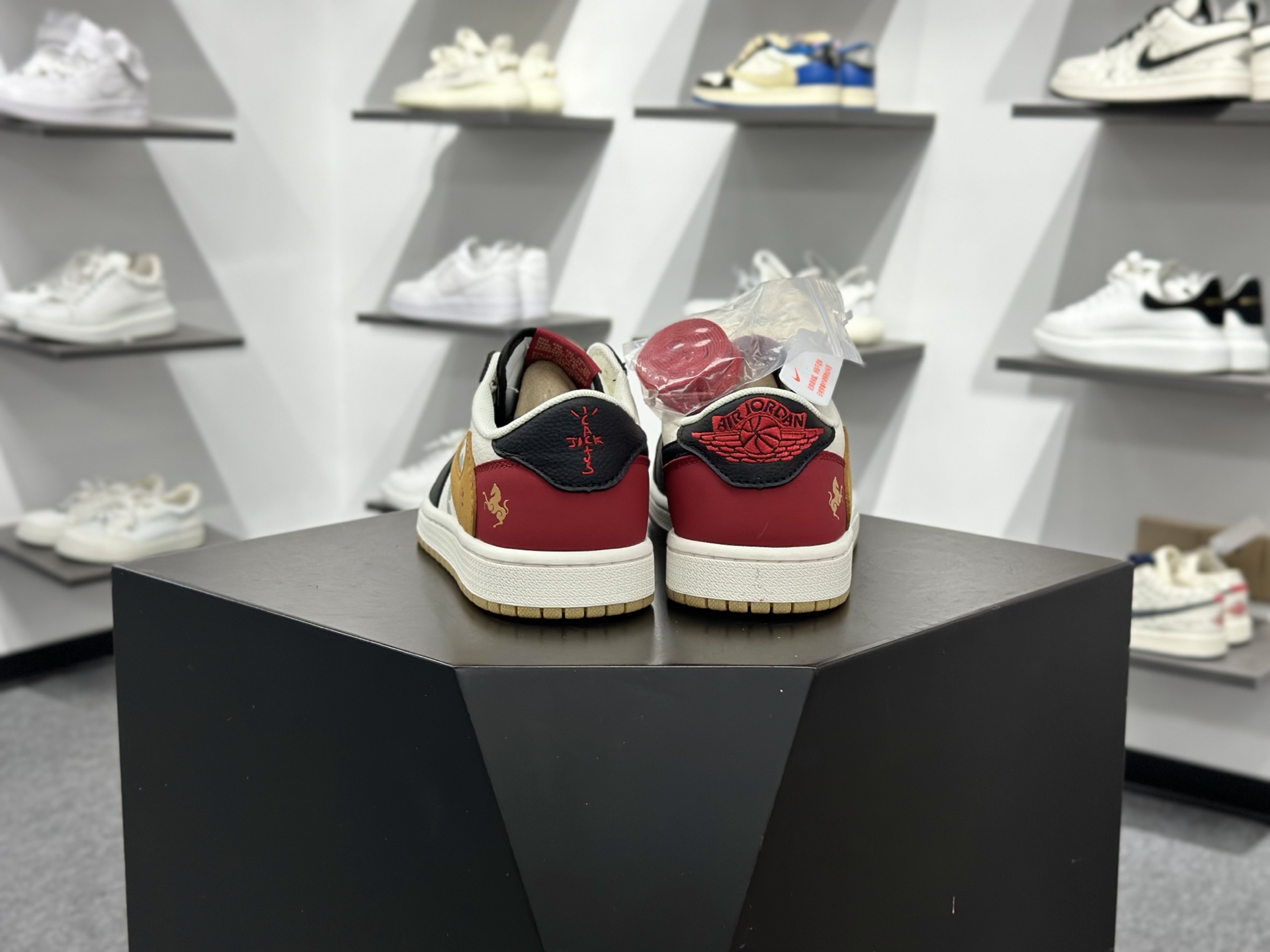 Travis Scott x Nike Air Jordan 1 Low 马年限定 Air Jordan 1 Low 反转黑白红小勾倒钩 纯原版本 DZ2688-128
