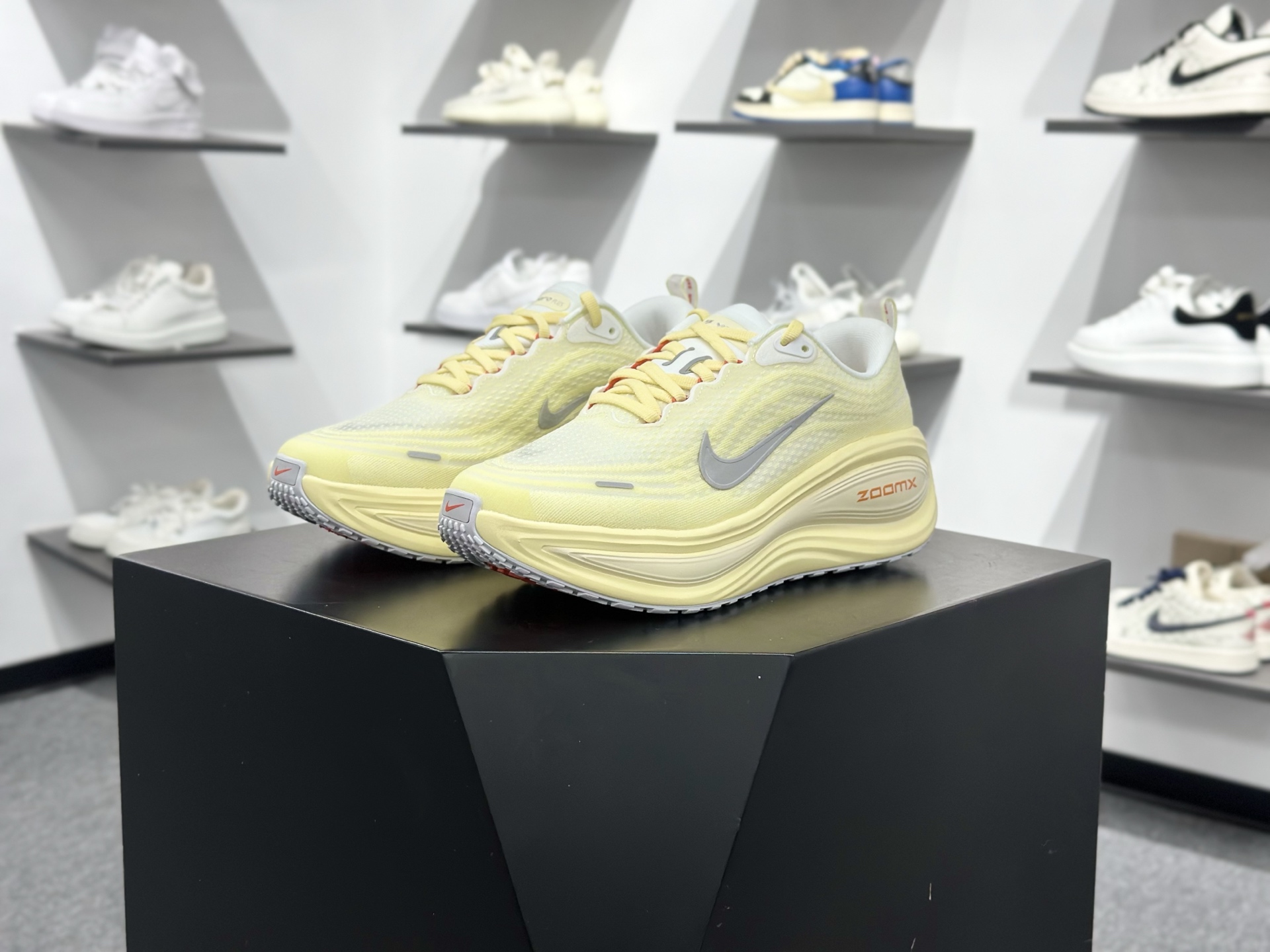 Nike Air Zoom Vomero Plus IM5020-100 Nike Air Zoom Vomero Plus IM5020-100