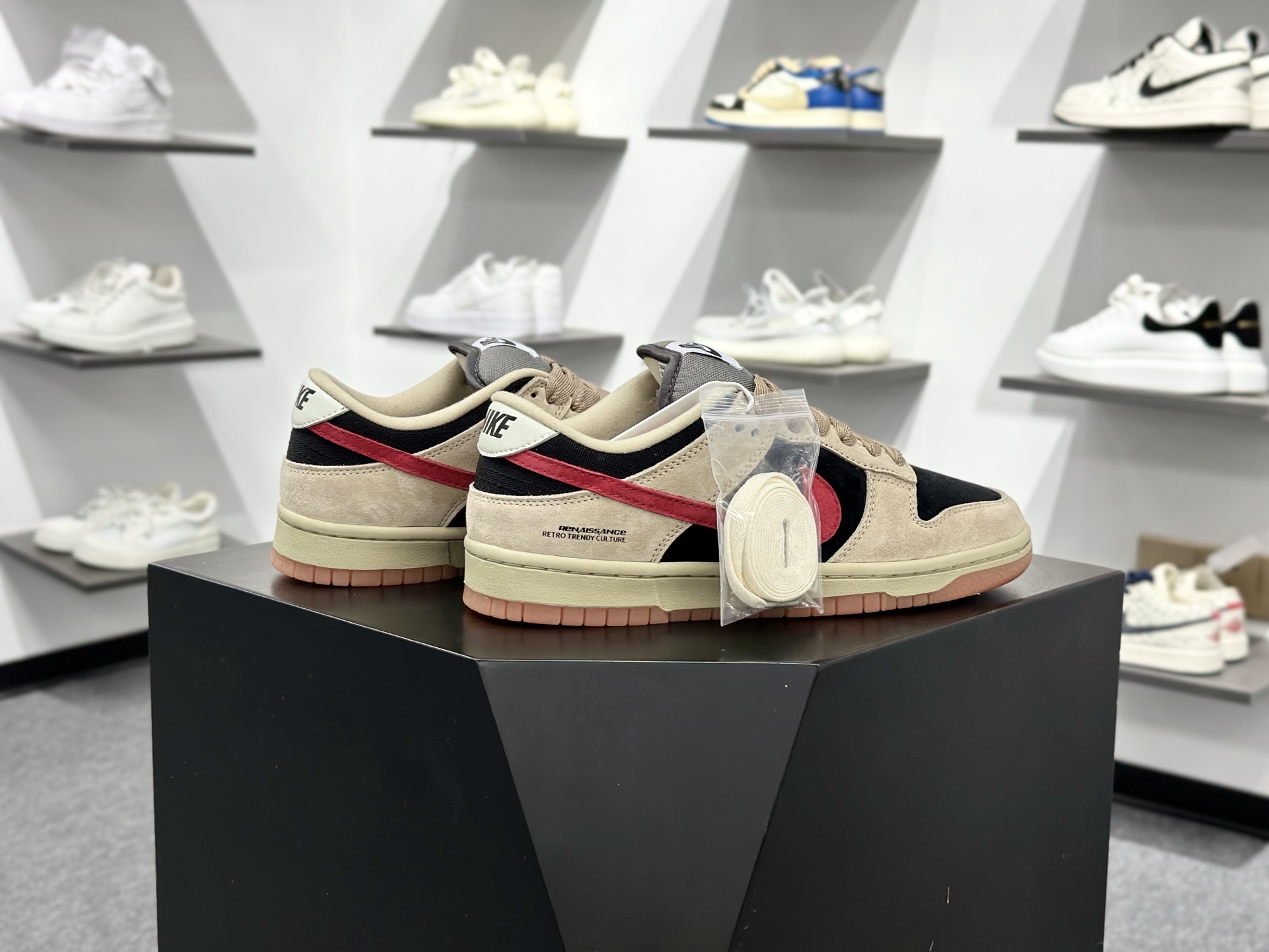 Nike SB Dunk Low PRO 黄黑红 大厂出品 极力推荐 HJ0367-200-Top High Quatity Cheap Sneakers Fashion Clothing Clothes Bags handbags Shoes of all Brand wholesale With The best Quality And Beautiful Price from China Factory Chinese suppliers wholesaler seller Nike SB Dunk Low PRO 黄黑红 大厂出品 极力推荐 HJ0367-200
