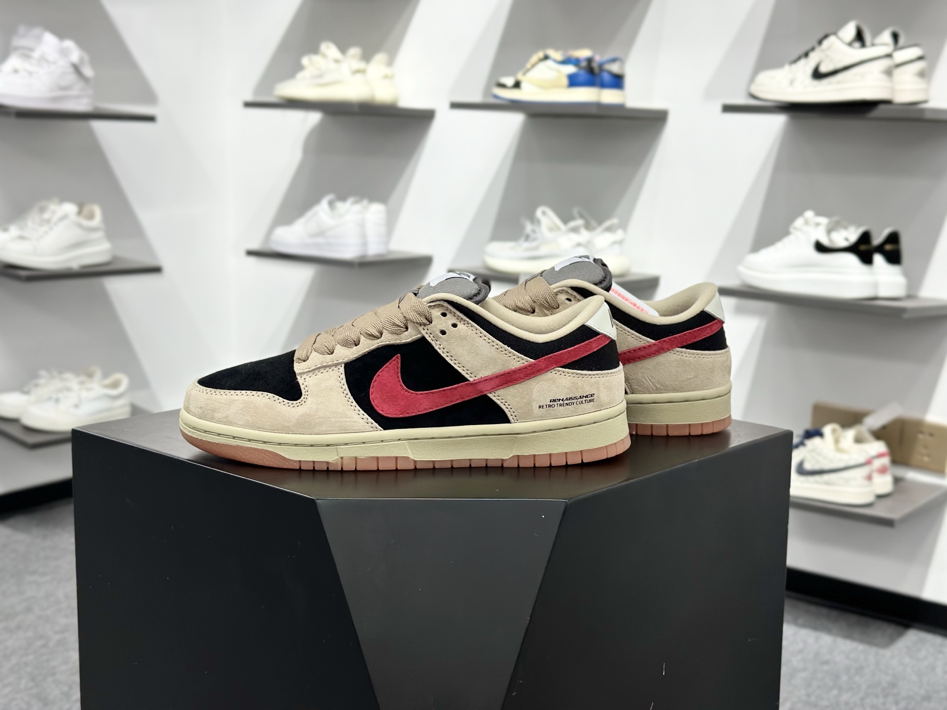 Nike SB Dunk Low PRO 黄黑红 大厂出品 极力推荐 HJ0367-200-Top High Quatity Cheap Sneakers Fashion Clothing Clothes Bags handbags Shoes of all Brand wholesale With The best Quality And Beautiful Price from China Factory Chinese suppliers wholesaler seller Nike SB Dunk Low PRO 黄黑红 大厂出品 极力推荐 HJ0367-200