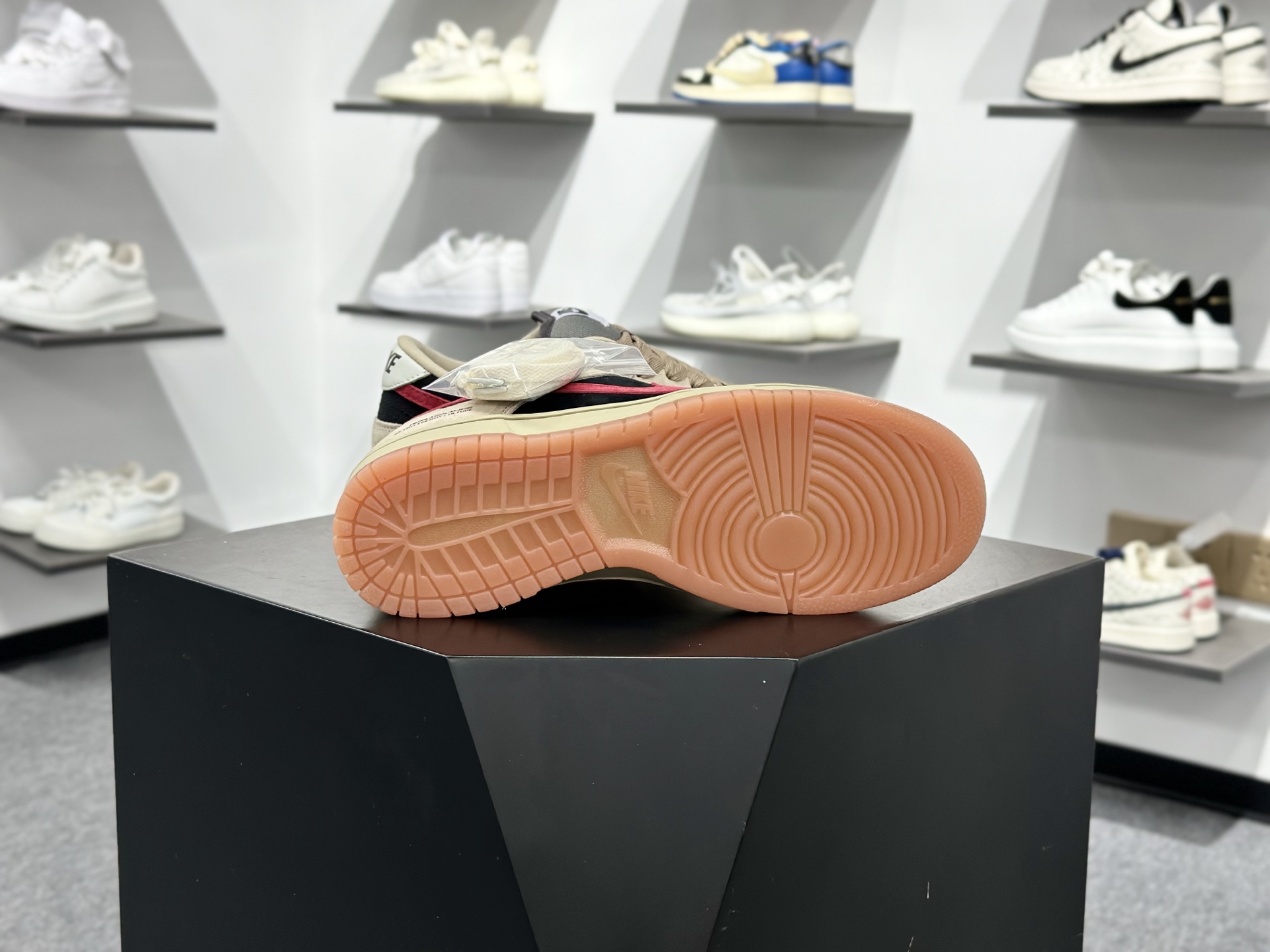 Nike SB Dunk Low PRO 黄黑红 大厂出品 极力推荐 HJ0367-200-Top High Quatity Cheap Sneakers Fashion Clothing Clothes Bags handbags Shoes of all Brand wholesale With The best Quality And Beautiful Price from China Factory Chinese suppliers wholesaler seller Nike SB Dunk Low PRO 黄黑红 大厂出品 极力推荐 HJ0367-200