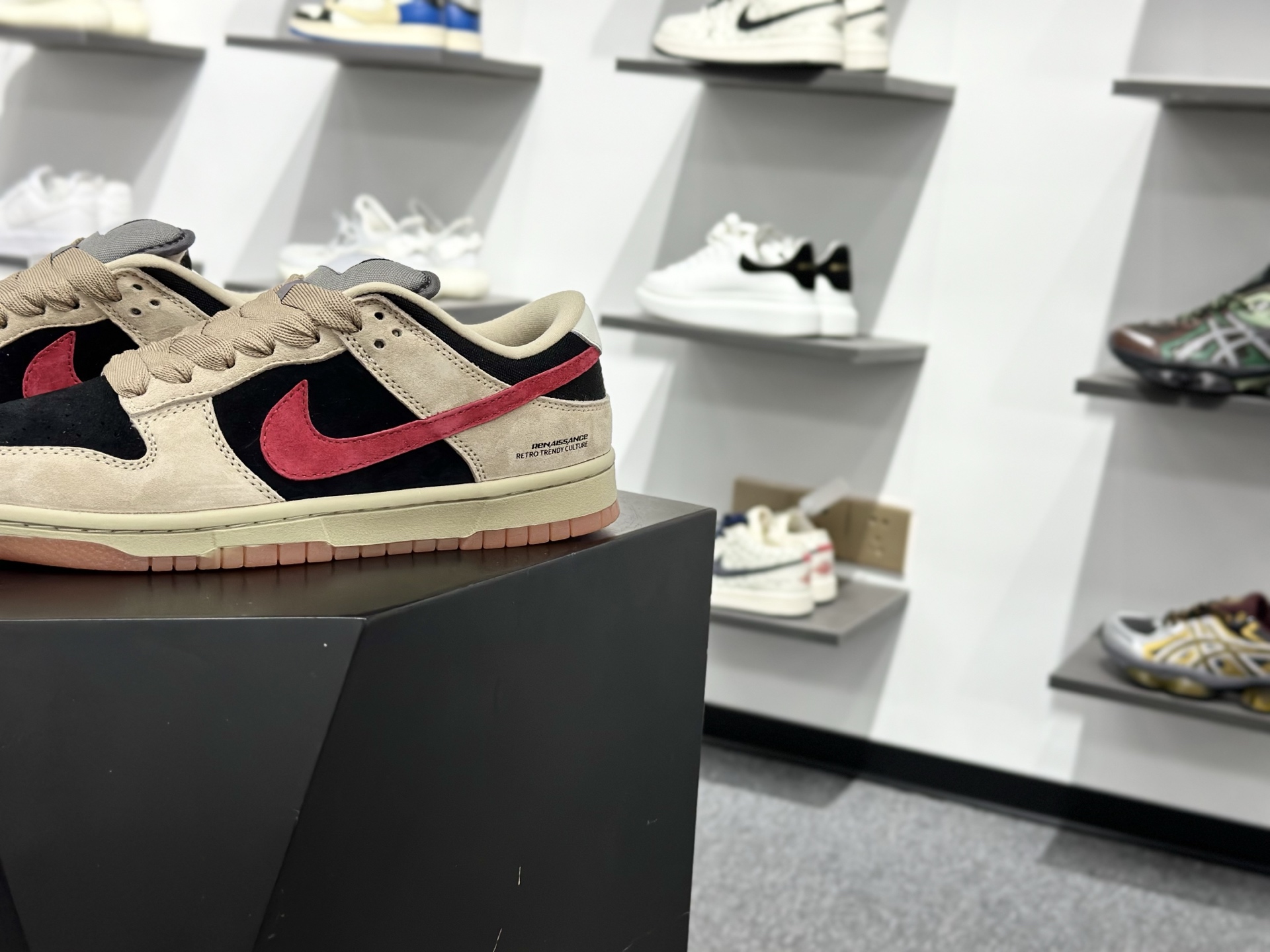 Nike SB Dunk Low PRO 黄黑红 大厂出品 极力推荐 HJ0367-200-Top High Quatity Cheap Sneakers Fashion Clothing Clothes Bags handbags Shoes of all Brand wholesale With The best Quality And Beautiful Price from China Factory Chinese suppliers wholesaler seller Nike SB Dunk Low PRO 黄黑红 大厂出品 极力推荐 HJ0367-200