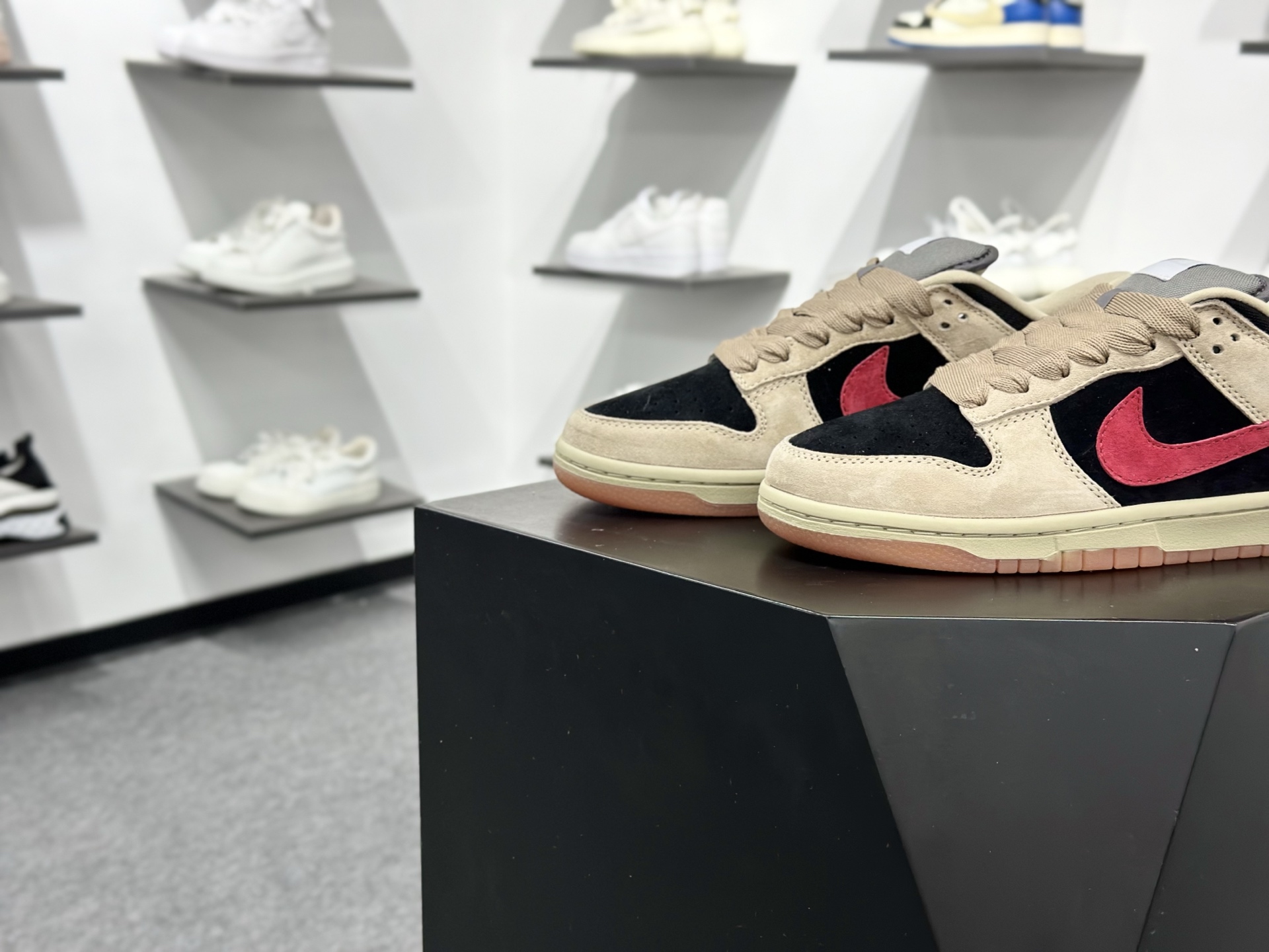 Nike SB Dunk Low PRO 黄黑红 大厂出品 极力推荐 HJ0367-200-Top High Quatity Cheap Sneakers Fashion Clothing Clothes Bags handbags Shoes of all Brand wholesale With The best Quality And Beautiful Price from China Factory Chinese suppliers wholesaler seller Nike SB Dunk Low PRO 黄黑红 大厂出品 极力推荐 HJ0367-200