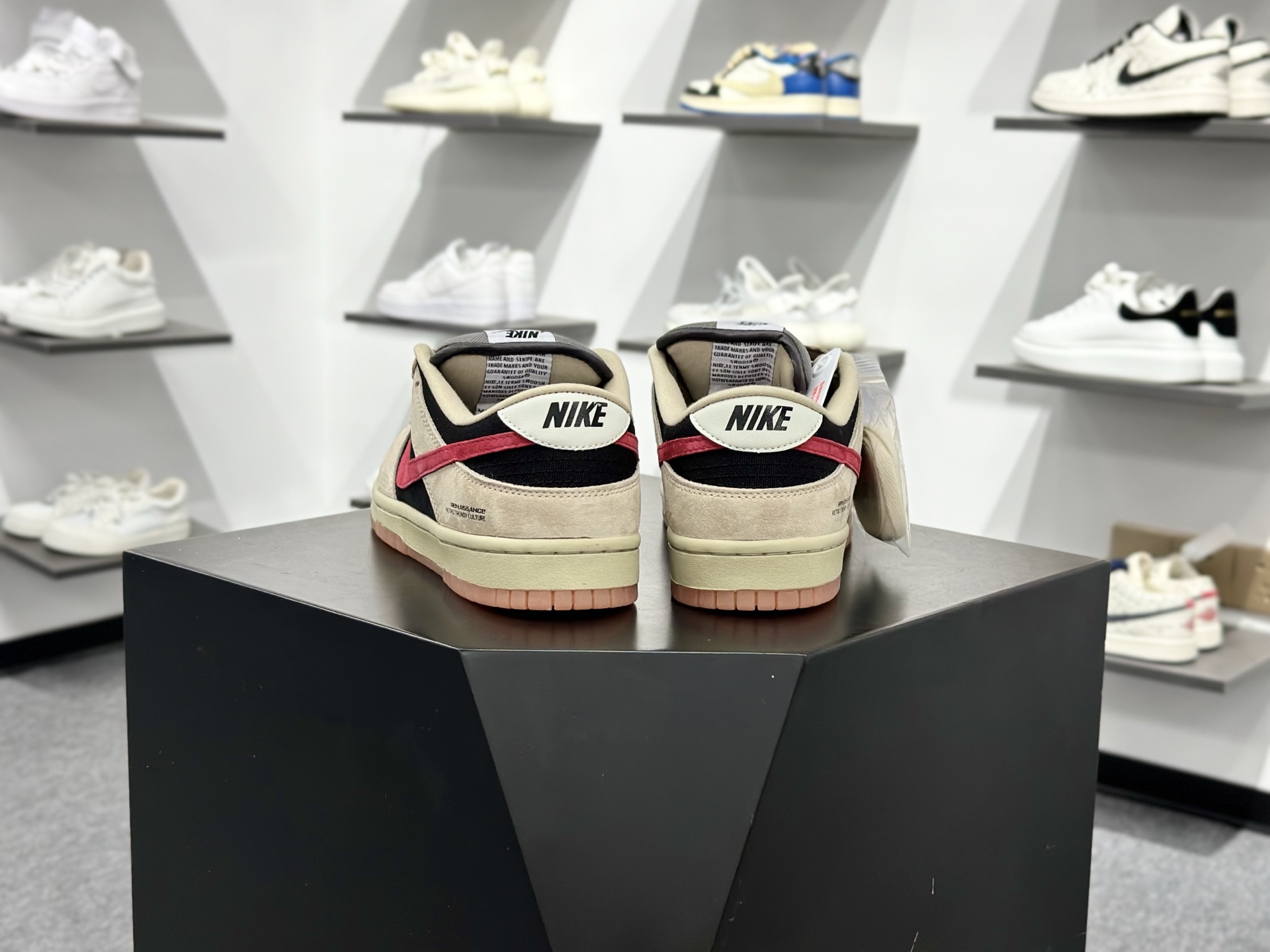 Nike SB Dunk Low PRO 黄黑红 大厂出品 极力推荐 HJ0367-200-Top High Quatity Cheap Sneakers Fashion Clothing Clothes Bags handbags Shoes of all Brand wholesale With The best Quality And Beautiful Price from China Factory Chinese suppliers wholesaler seller Nike SB Dunk Low PRO 黄黑红 大厂出品 极力推荐 HJ0367-200