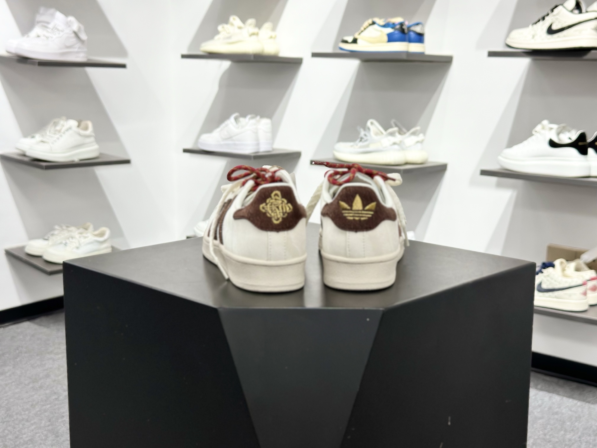 Adidas Originals Superstar贝壳头系列 阿迪达斯 三叶草低帮经典百搭休闲运动板鞋 KJ6293-Top High Quatity Cheap Sneakers Fashion Clothing Clothes Bags handbags Shoes of all Brand wholesale With The best Quality And Beautiful Price from China Factory Chinese suppliers wholesaler seller Adidas Originals Superstar贝壳头系列 阿迪达斯 三叶草低帮经典百搭休闲运动板鞋 KJ6293