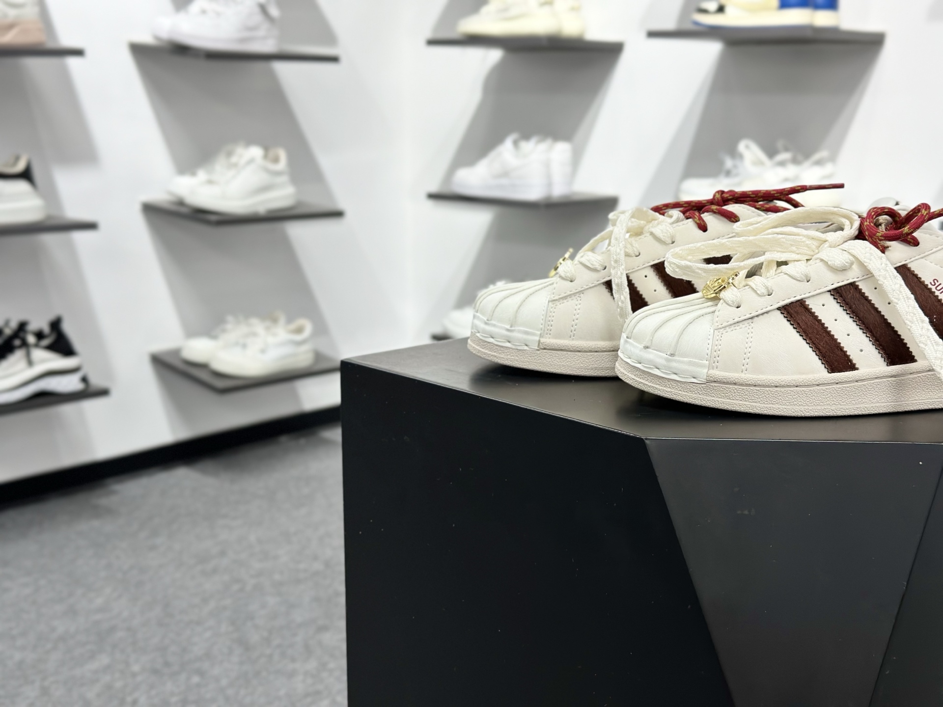 Adidas Originals Superstar贝壳头系列 阿迪达斯 三叶草低帮经典百搭休闲运动板鞋 KJ6293-Top High Quatity Cheap Sneakers Fashion Clothing Clothes Bags handbags Shoes of all Brand wholesale With The best Quality And Beautiful Price from China Factory Chinese suppliers wholesaler seller Adidas Originals Superstar贝壳头系列 阿迪达斯 三叶草低帮经典百搭休闲运动板鞋 KJ6293