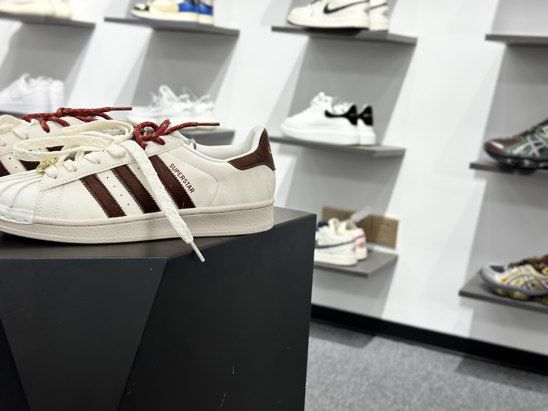 Adidas Originals Superstar贝壳头系列 阿迪达斯 三叶草低帮经典百搭休闲运动板鞋 KJ6293-Top High Quatity Cheap Sneakers Fashion Clothing Clothes Bags handbags Shoes of all Brand wholesale With The best Quality And Beautiful Price from China Factory Chinese suppliers wholesaler seller Adidas Originals Superstar贝壳头系列 阿迪达斯 三叶草低帮经典百搭休闲运动板鞋 KJ6293