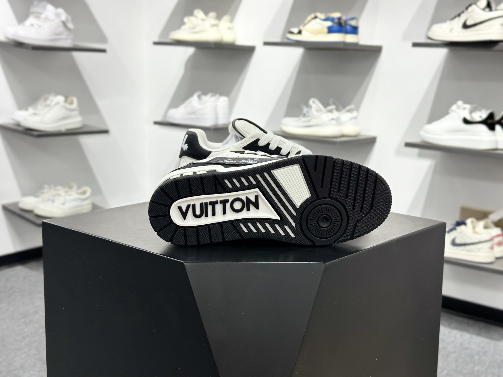 500 Lv Trainer X1 Max 版本 高奢经典巅峰顶级高端复刻-Chinese UA Cheap High Quatity Brand Clothes Bags handbags Sneakers wholesale wholesaler seller from China Factory suppliers Fashion Clothing Shoes best Quality Beautiful Price 500 Lv Trainer X1 Max 版本 高奢经典巅峰顶级高端复刻