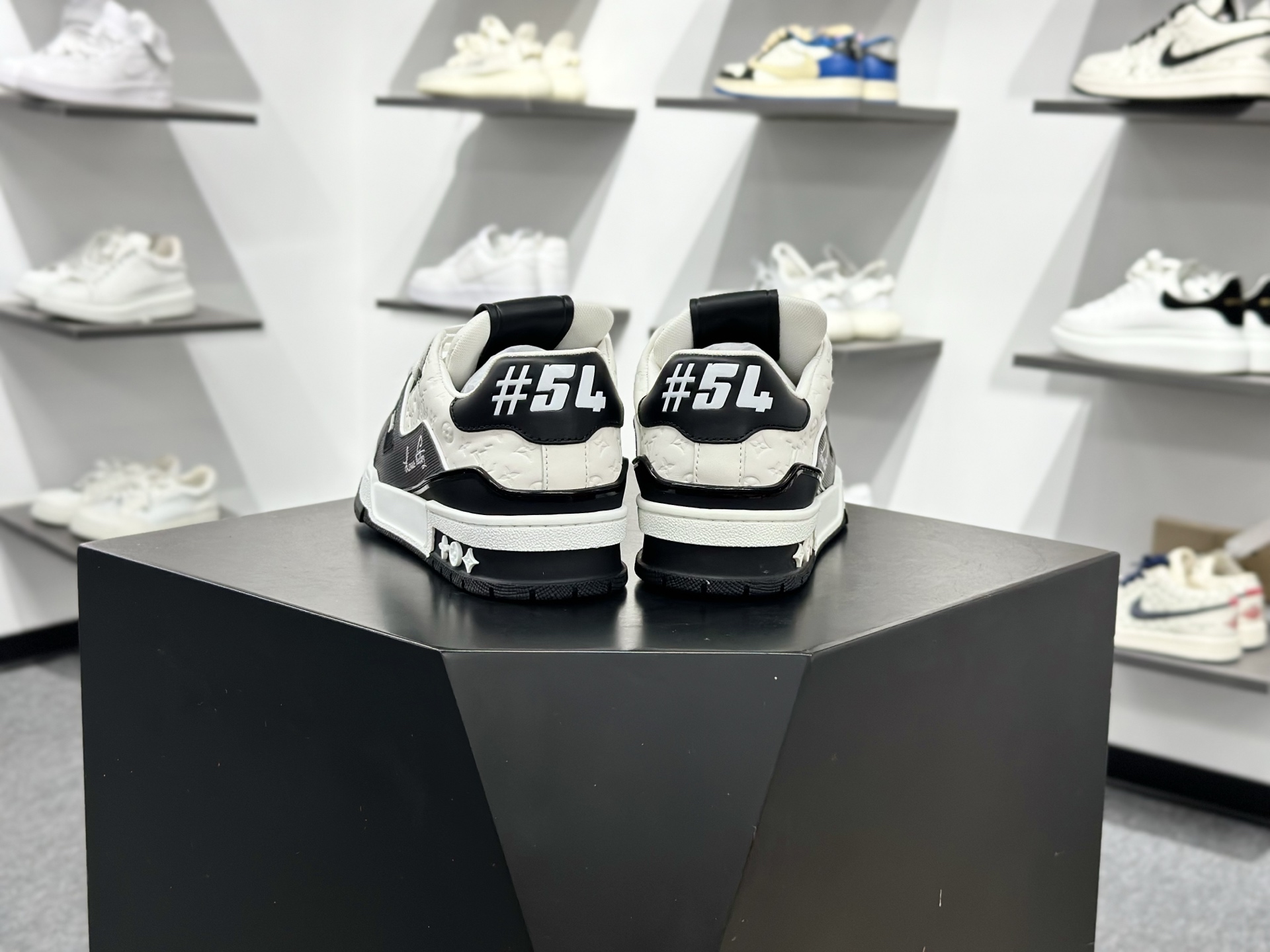 500 Lv Trainer X1 Max 版本 高奢经典巅峰顶级高端复刻-Chinese UA Cheap High Quatity Brand Clothes Bags handbags Sneakers wholesale wholesaler seller from China Factory suppliers Fashion Clothing Shoes best Quality Beautiful Price 500 Lv Trainer X1 Max 版本 高奢经典巅峰顶级高端复刻