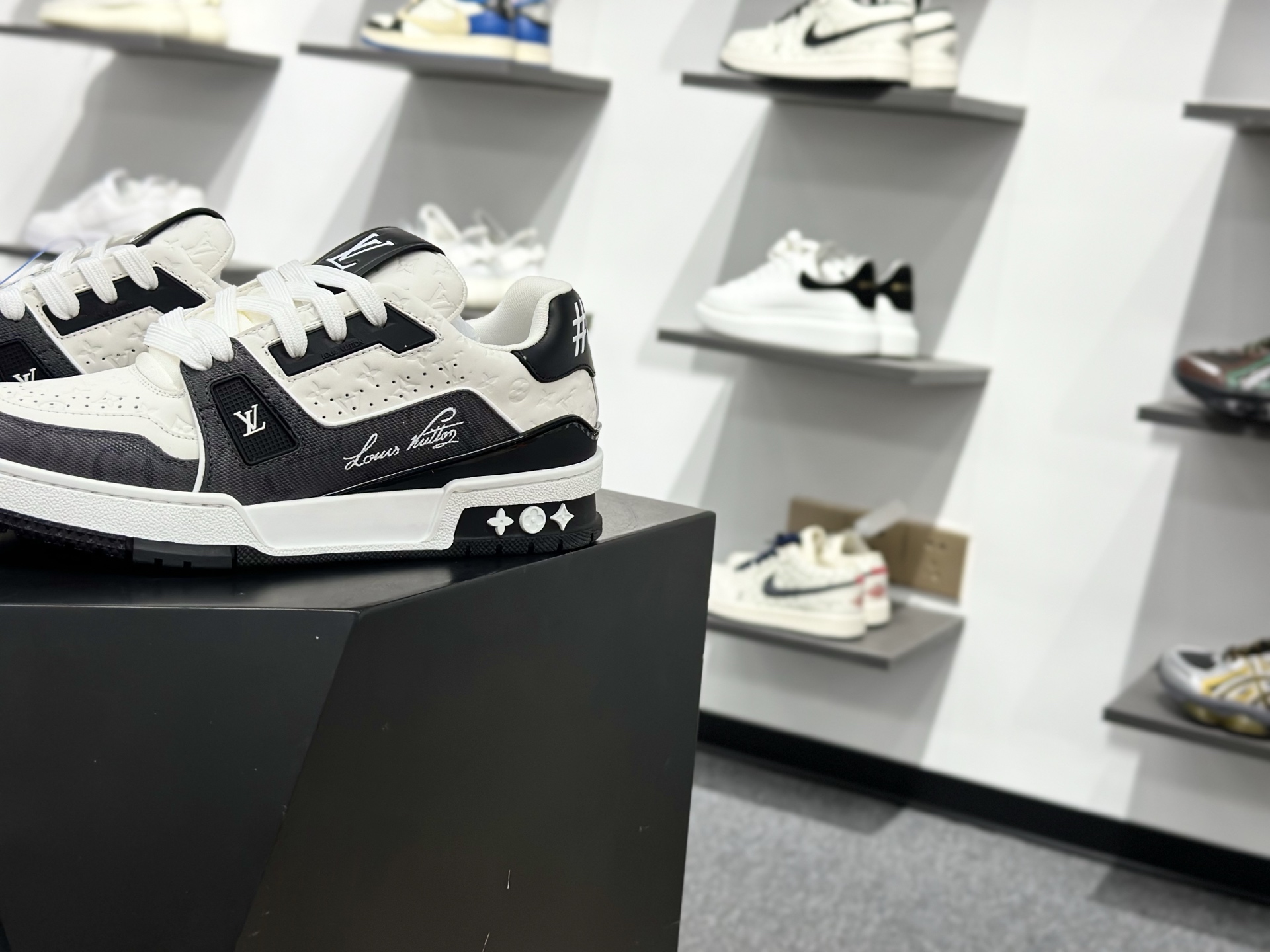 500 Lv Trainer X1 Max 版本 高奢经典巅峰顶级高端复刻-Chinese UA Cheap High Quatity Brand Clothes Bags handbags Sneakers wholesale wholesaler seller from China Factory suppliers Fashion Clothing Shoes best Quality Beautiful Price 500 Lv Trainer X1 Max 版本 高奢经典巅峰顶级高端复刻