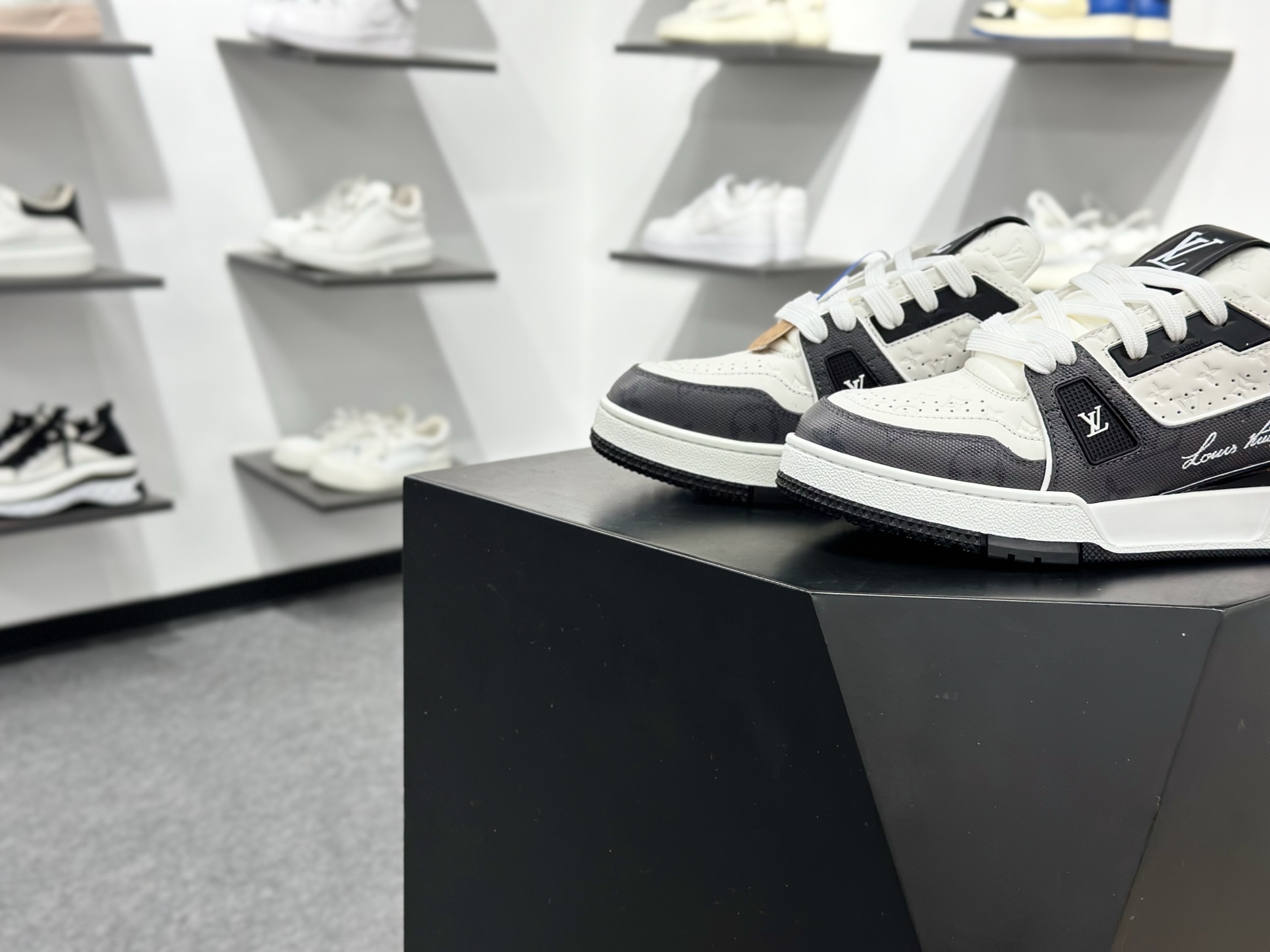 500 Lv Trainer X1 Max 版本 高奢经典巅峰顶级高端复刻-Chinese UA Cheap High Quatity Brand Clothes Bags handbags Sneakers wholesale wholesaler seller from China Factory suppliers Fashion Clothing Shoes best Quality Beautiful Price 500 Lv Trainer X1 Max 版本 高奢经典巅峰顶级高端复刻