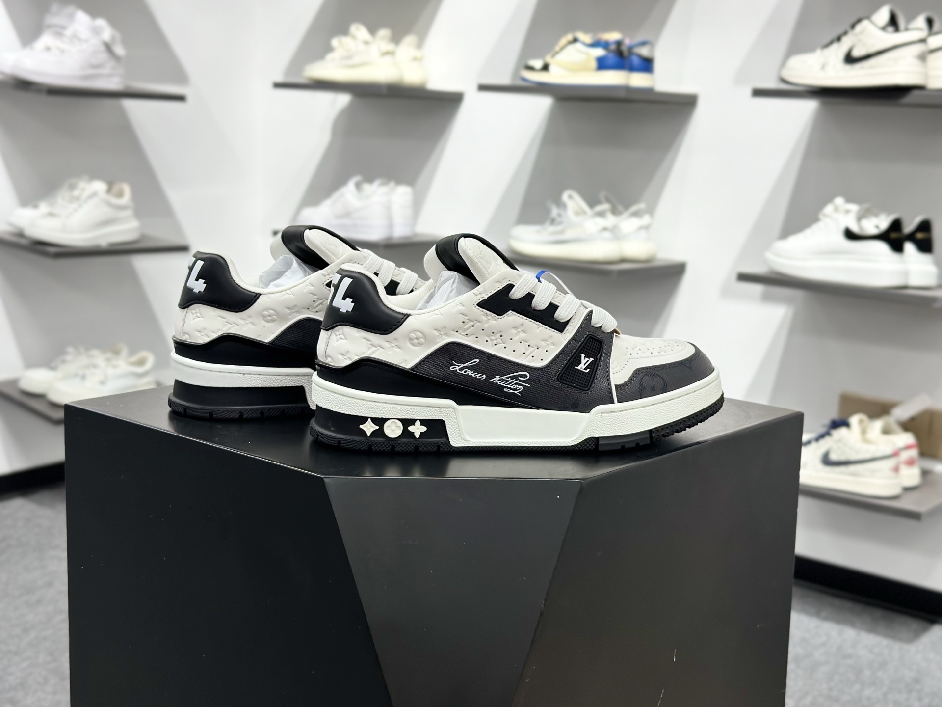 500 Lv Trainer X1 Max 版本 高奢经典巅峰顶级高端复刻-Chinese UA Cheap High Quatity Brand Clothes Bags handbags Sneakers wholesale wholesaler seller from China Factory suppliers Fashion Clothing Shoes best Quality Beautiful Price 500 Lv Trainer X1 Max 版本 高奢经典巅峰顶级高端复刻