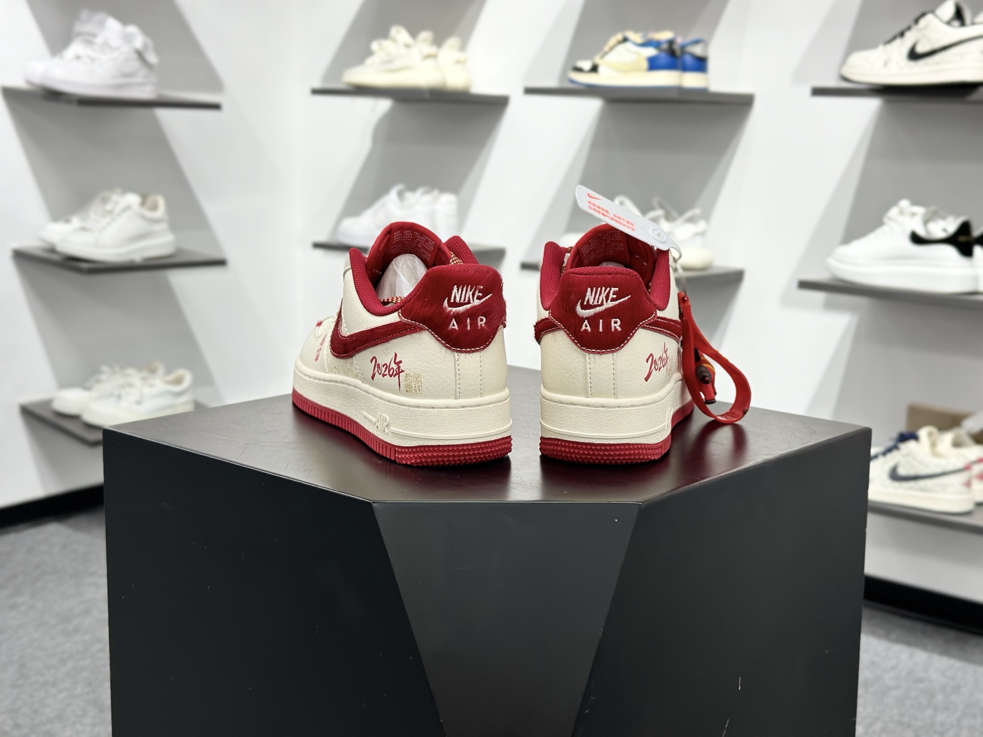 空军一号 马年献礼AIR FORCE 1 米白底色搭配酒红Swoosh 翻毛皮材质提升质感 HT5088-626-Top High Quatity Cheap Sneakers Fashion Clothing Clothes Bags handbags Shoes of all Brand wholesale With The best Quality And Beautiful Price from China Factory Chinese suppliers wholesaler seller 空军一号 马年献礼AIR FORCE 1 米白底色搭配酒红Swoosh 翻毛皮材质提升质感 HT5088-626