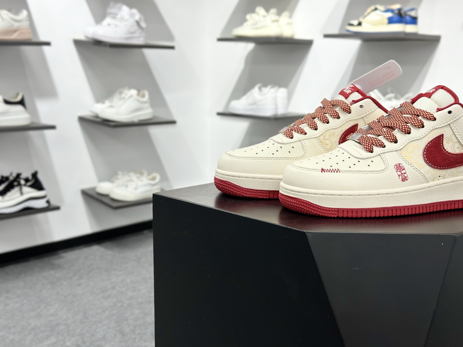 空军一号 马年献礼AIR FORCE 1 米白底色搭配酒红Swoosh 翻毛皮材质提升质感 HT5088-626-Top High Quatity Cheap Sneakers Fashion Clothing Clothes Bags handbags Shoes of all Brand wholesale With The best Quality And Beautiful Price from China Factory Chinese suppliers wholesaler seller 空军一号 马年献礼AIR FORCE 1 米白底色搭配酒红Swoosh 翻毛皮材质提升质感 HT5088-626