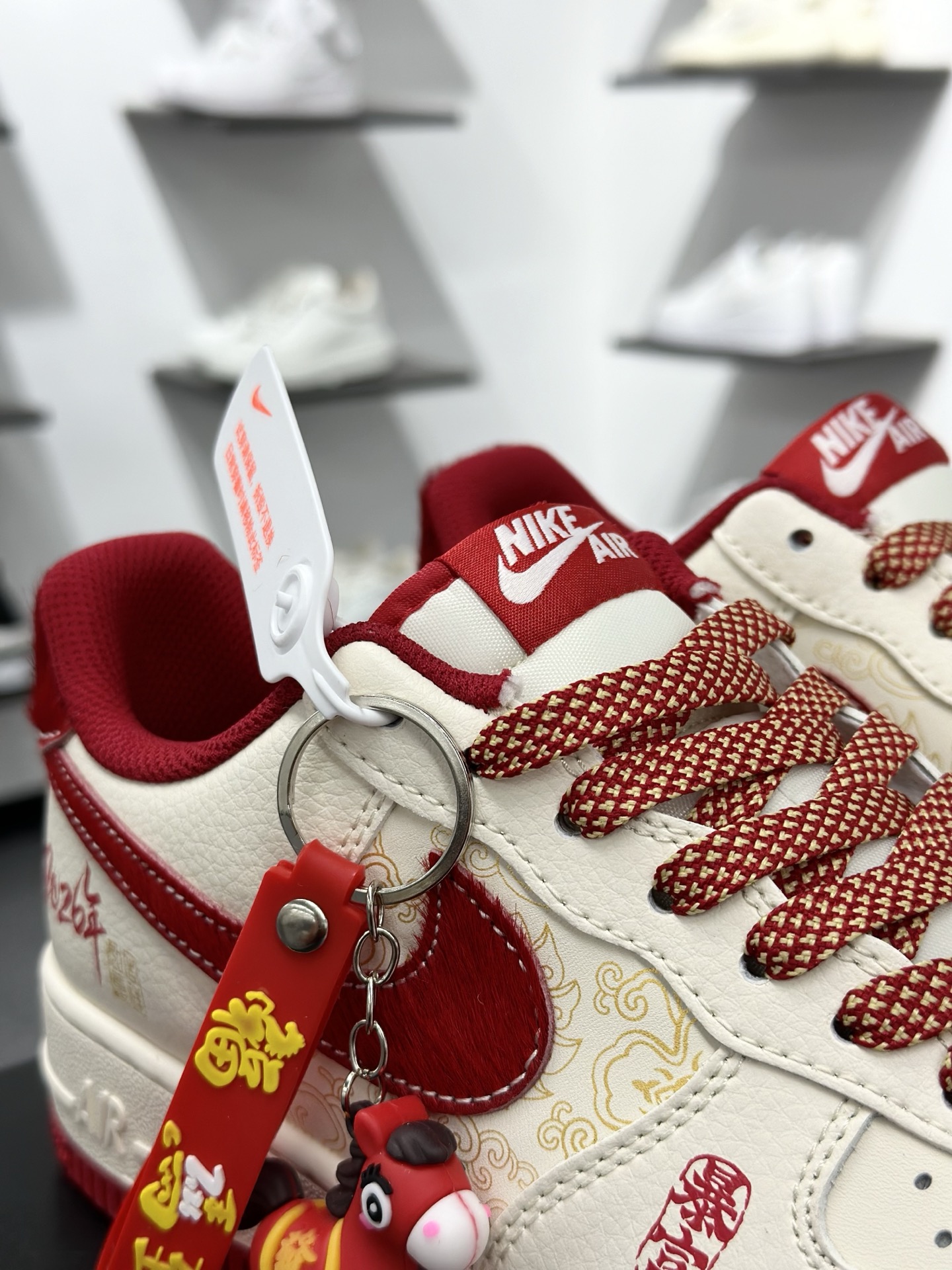 空军一号 马年献礼AIR FORCE 1 米白底色搭配酒红Swoosh 翻毛皮材质提升质感 HT5088-626-Top High Quatity Cheap Sneakers Fashion Clothing Clothes Bags handbags Shoes of all Brand wholesale With The best Quality And Beautiful Price from China Factory Chinese suppliers wholesaler seller 空军一号 马年献礼AIR FORCE 1 米白底色搭配酒红Swoosh 翻毛皮材质提升质感 HT5088-626