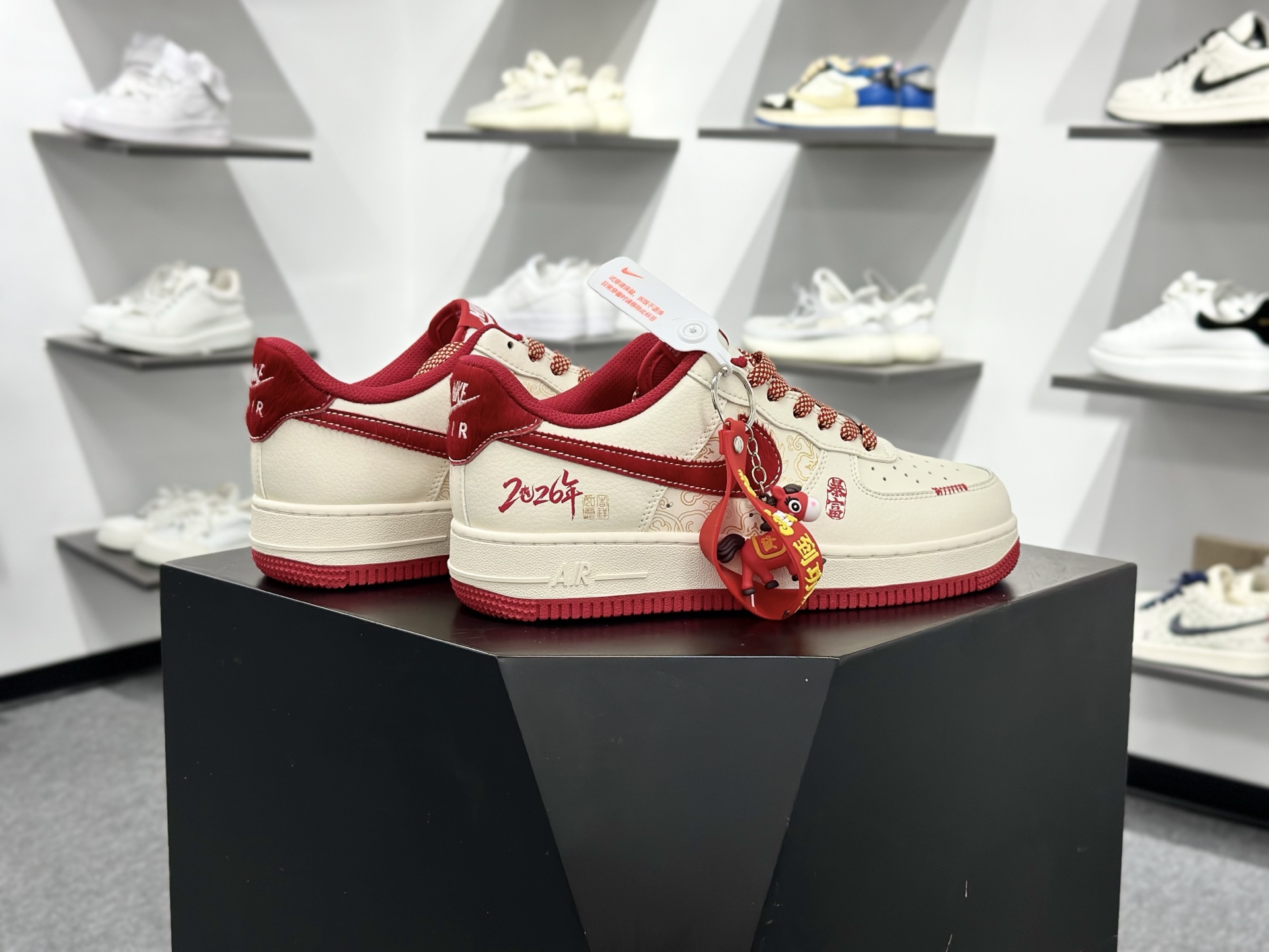 空军一号 马年献礼AIR FORCE 1 米白底色搭配酒红Swoosh 翻毛皮材质提升质感 HT5088-626-Top High Quatity Cheap Sneakers Fashion Clothing Clothes Bags handbags Shoes of all Brand wholesale With The best Quality And Beautiful Price from China Factory Chinese suppliers wholesaler seller 空军一号 马年献礼AIR FORCE 1 米白底色搭配酒红Swoosh 翻毛皮材质提升质感 HT5088-626