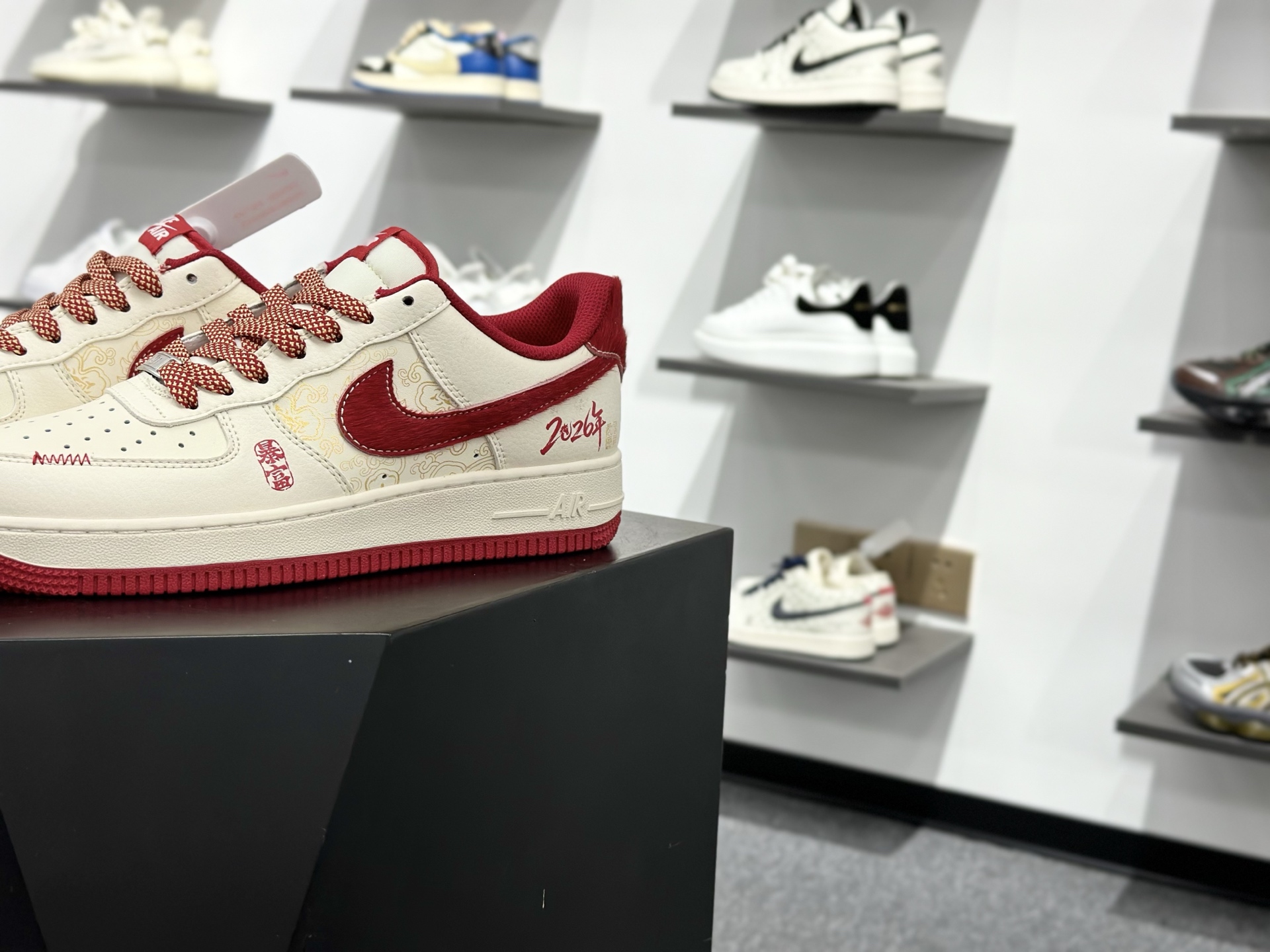 空军一号 马年献礼AIR FORCE 1 米白底色搭配酒红Swoosh 翻毛皮材质提升质感 HT5088-626-Top High Quatity Cheap Sneakers Fashion Clothing Clothes Bags handbags Shoes of all Brand wholesale With The best Quality And Beautiful Price from China Factory Chinese suppliers wholesaler seller 空军一号 马年献礼AIR FORCE 1 米白底色搭配酒红Swoosh 翻毛皮材质提升质感 HT5088-626