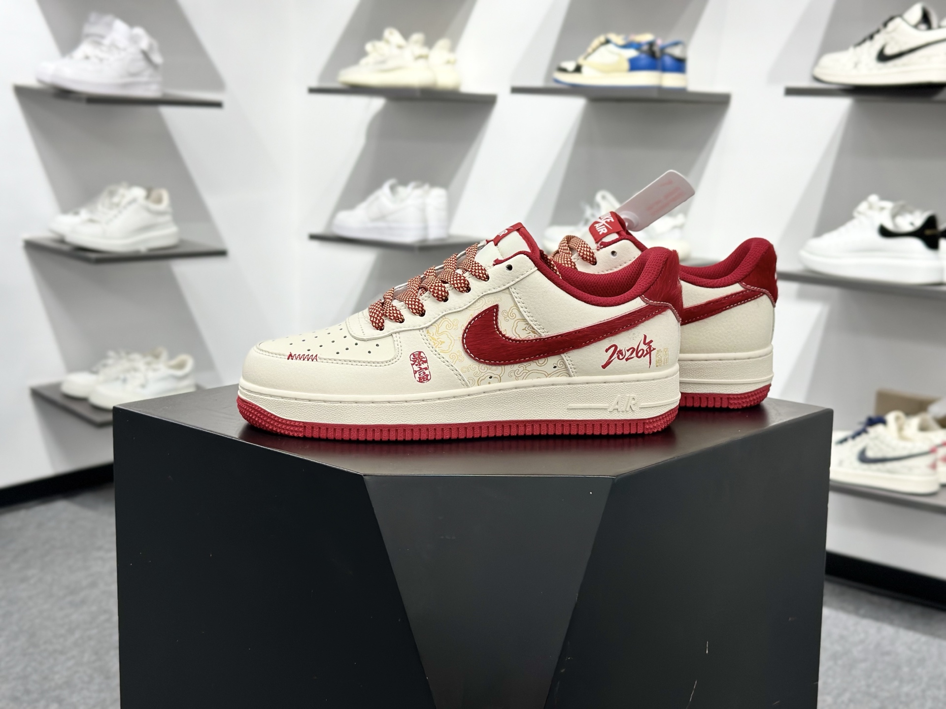 空军一号 马年献礼AIR FORCE 1 米白底色搭配酒红Swoosh 翻毛皮材质提升质感 HT5088-626-Top High Quatity Cheap Sneakers Fashion Clothing Clothes Bags handbags Shoes of all Brand wholesale With The best Quality And Beautiful Price from China Factory Chinese suppliers wholesaler seller 空军一号 马年献礼AIR FORCE 1 米白底色搭配酒红Swoosh 翻毛皮材质提升质感 HT5088-626