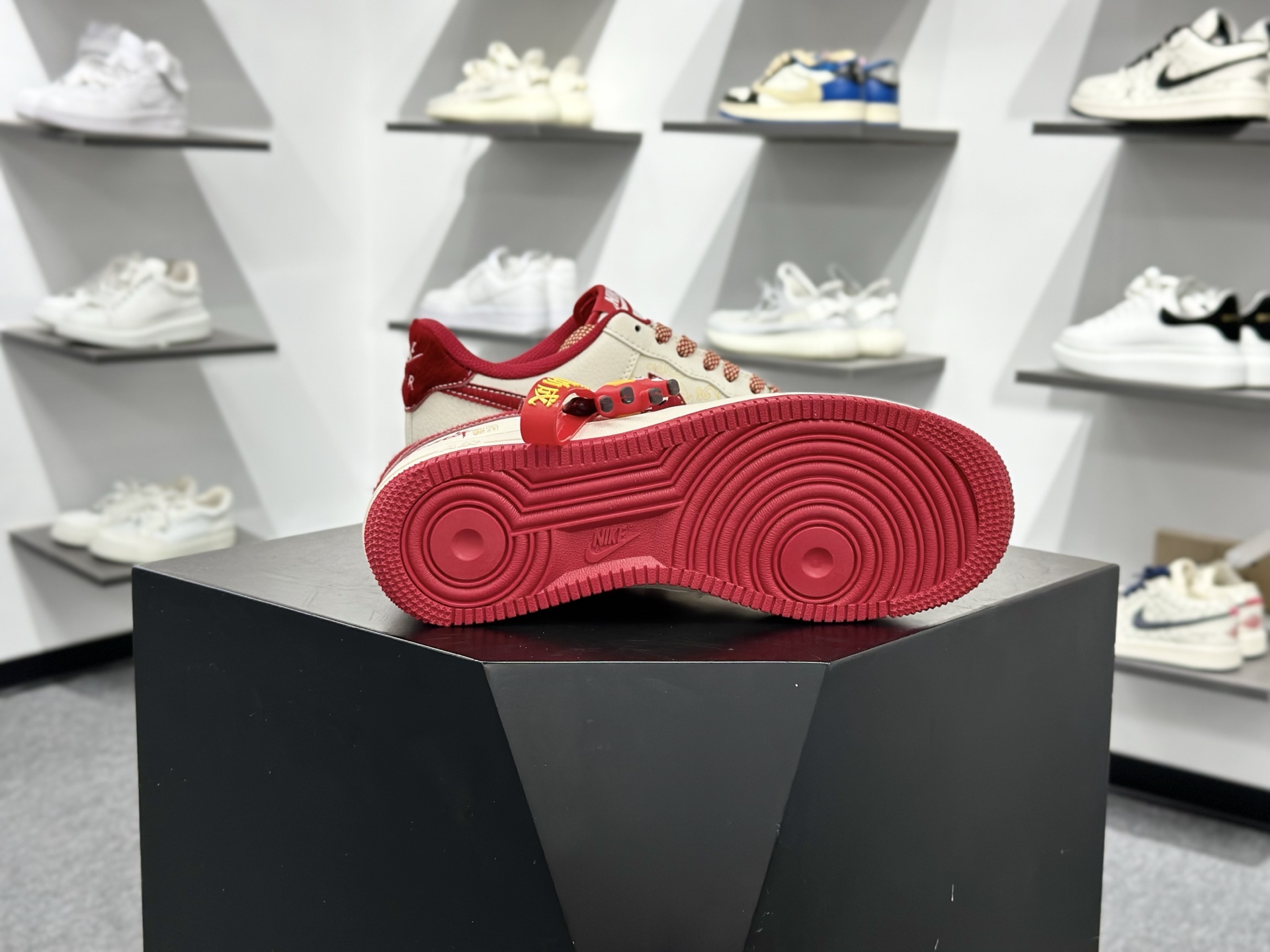 空军一号 马年献礼AIR FORCE 1 米白底色搭配酒红Swoosh 翻毛皮材质提升质感 HT5088-626-Top High Quatity Cheap Sneakers Fashion Clothing Clothes Bags handbags Shoes of all Brand wholesale With The best Quality And Beautiful Price from China Factory Chinese suppliers wholesaler seller 空军一号 马年献礼AIR FORCE 1 米白底色搭配酒红Swoosh 翻毛皮材质提升质感 HT5088-626