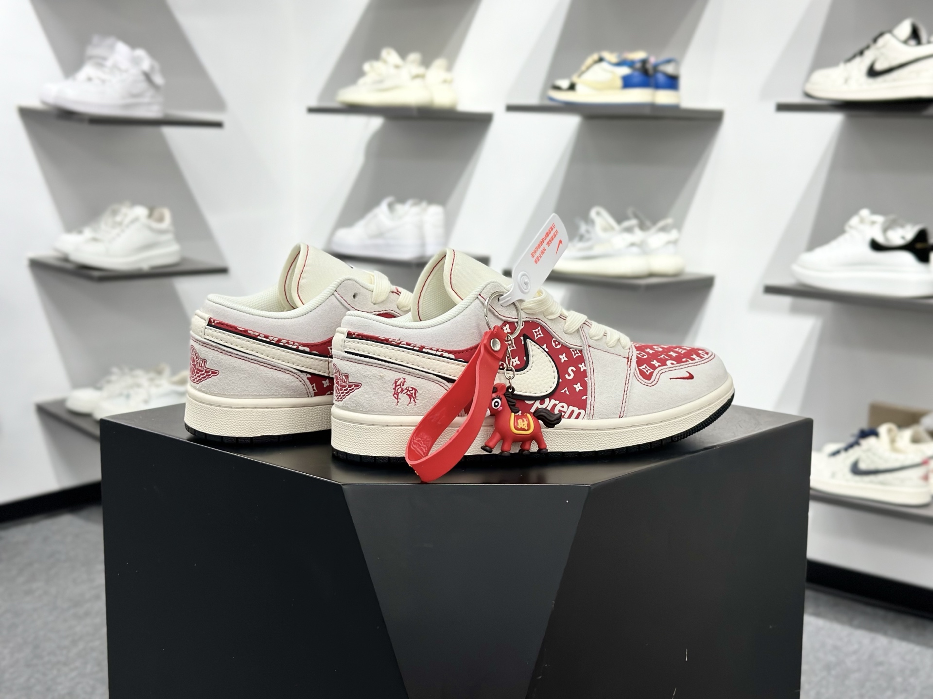 AIR JORDAN 1马年联名款太顶了 红白麂皮质感拉满 Supreme 北面双标加持 DM7866-123
