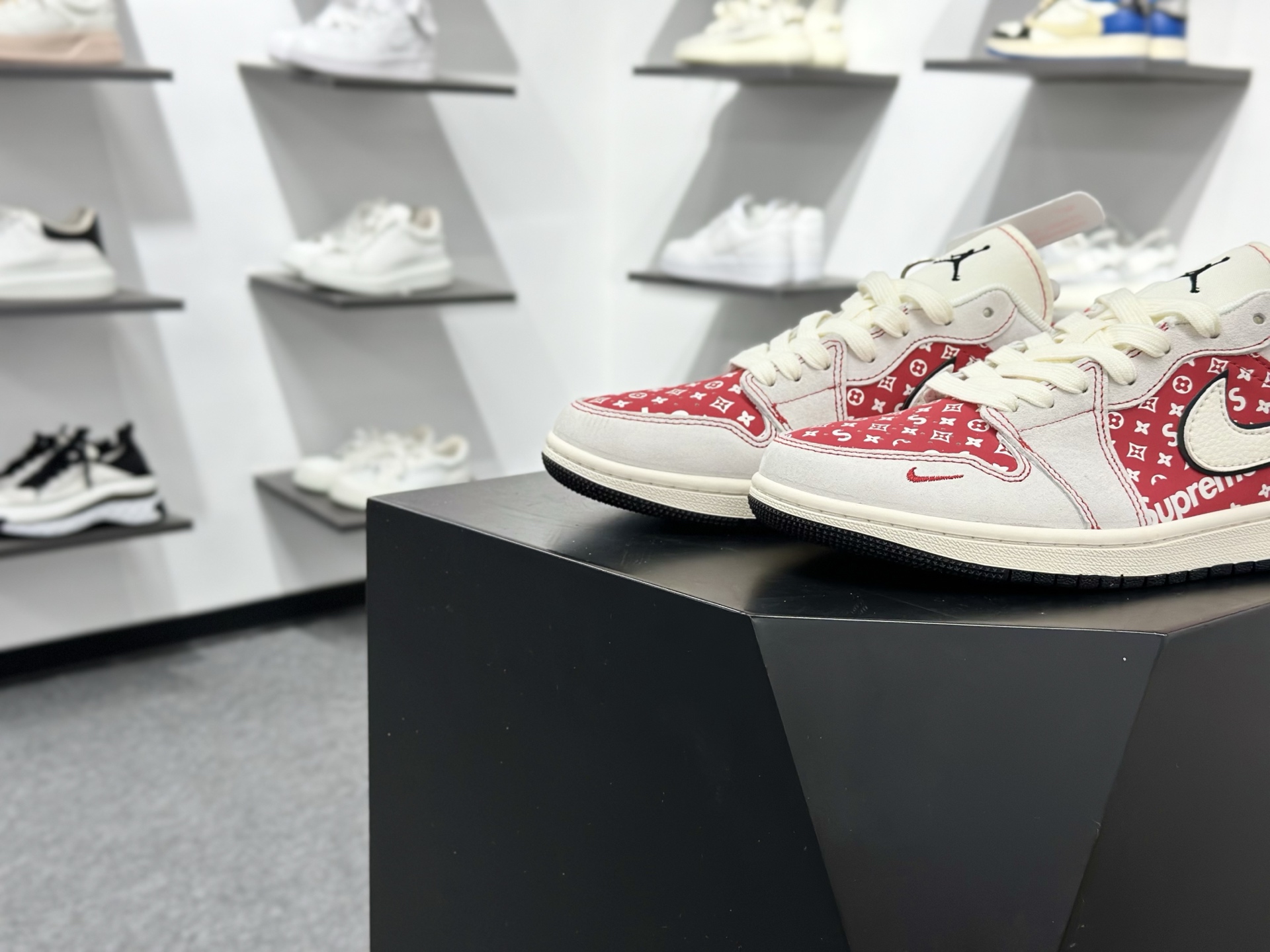 AIR JORDAN 1马年联名款太顶了 红白麂皮质感拉满 Supreme 北面双标加持 DM7866-123