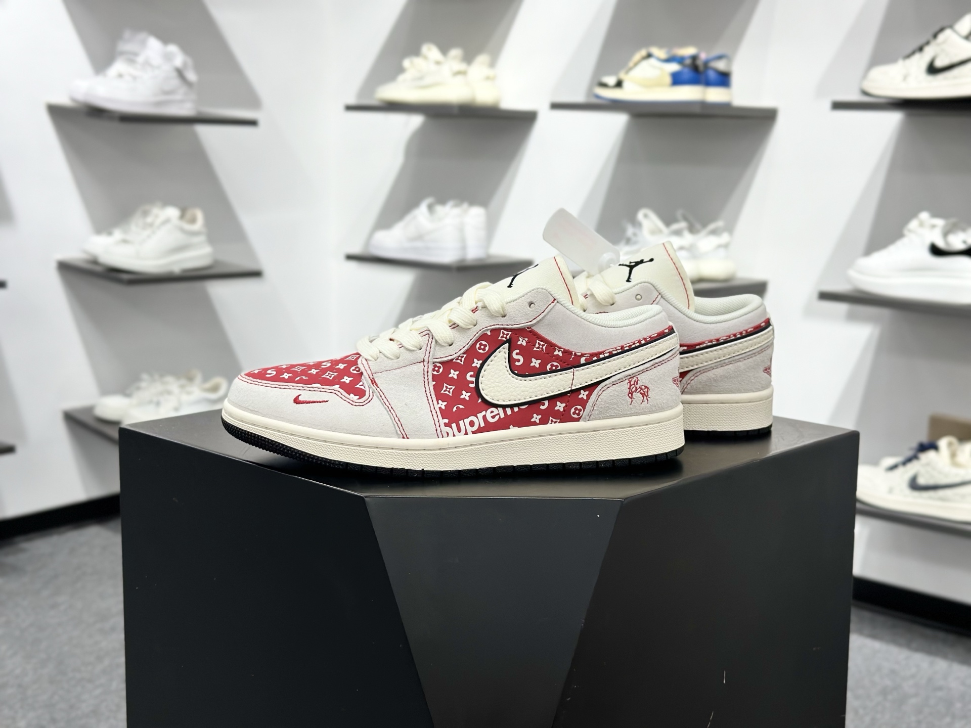 AIR JORDAN 1马年联名款太顶了 红白麂皮质感拉满 Supreme 北面双标加持 DM7866-123